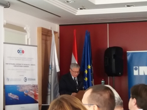 Dyrektor Urzędu Morskiego podczas odczytywania oficjalnego listu Pana Ministra Marka Gróbarczyka na konferencji w Rijece.