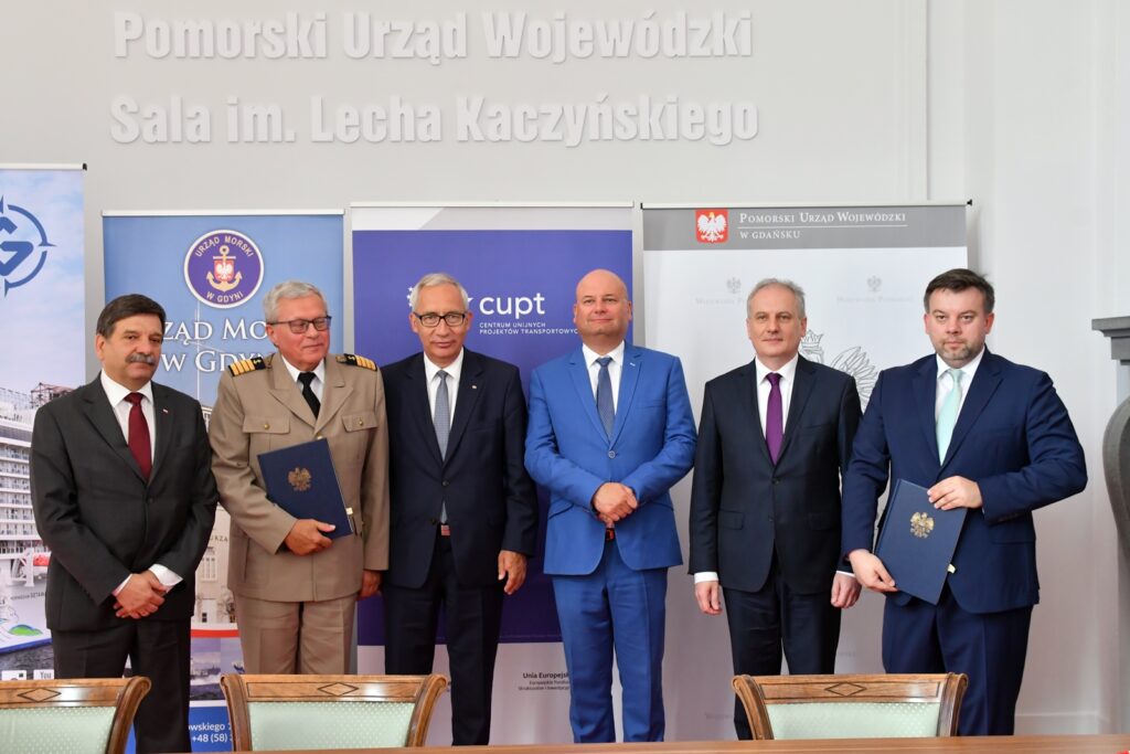 Od lewej: Poseł na Sejm RP Janusz Śniadek, kpt.ż.w. Wiesław Piotrzkowsk, Dyrektor Urzędu Morskiego w Gdyni, Poseł na Sejm RP Kazimierz Smoliński, Wiceminister Inwestycji i Rozwoju Witold Słowik, Wojewoda Pomorski Dariusz Drelich Przemysław Gorgol, p.o. Dyrektora CUPT