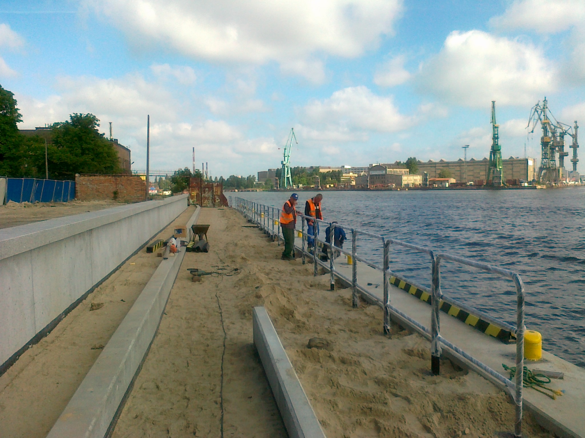 Układanie krawężników ochronnych na murze oporowym