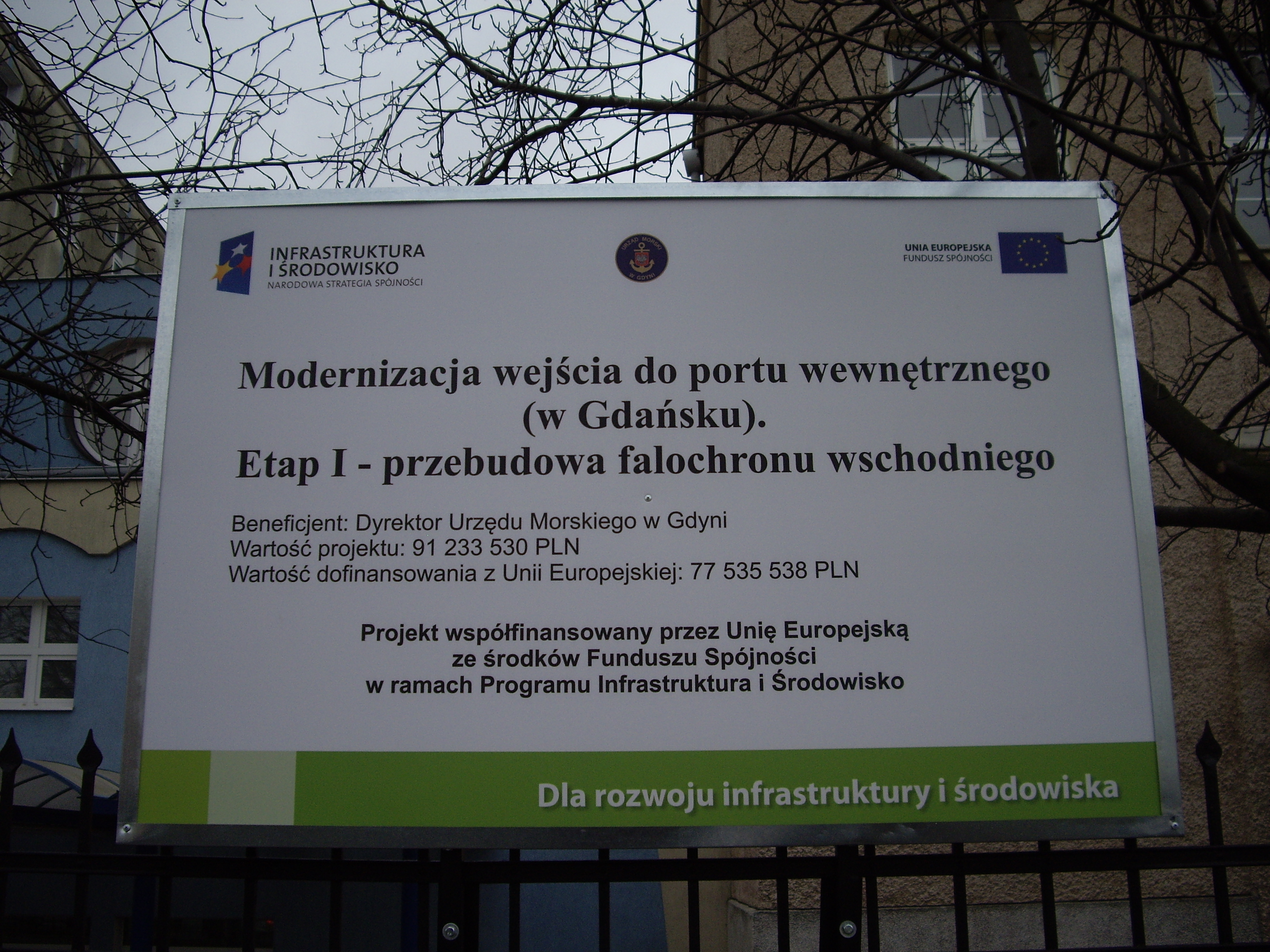Tablica informacyjna projektu przy siedzibie głównej Urzędu Morskiego w Gdyni