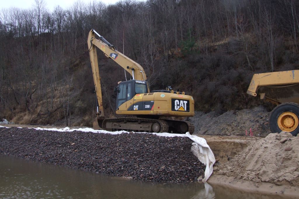 Oksywie styczeń 2015 - prace hydrotechniczne z wykorzystanie koparki