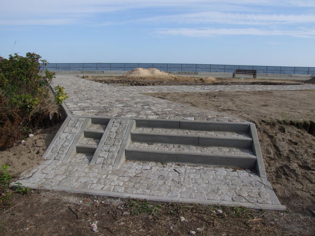 Westerplatte zagospodarowanie terenu wrzesień 2015 - brukowy podjazd dla wózków i stopnie