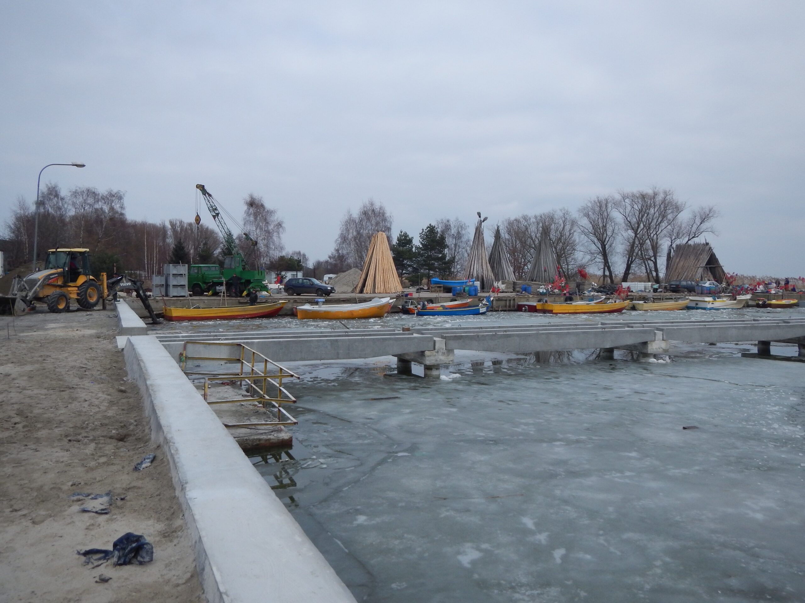 port w budowie zamrożony lodem