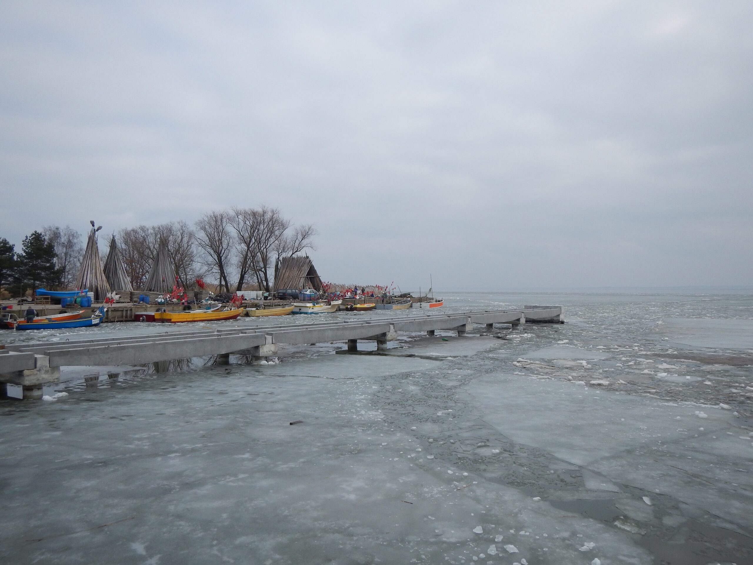 port w budowie zamrożony lodem