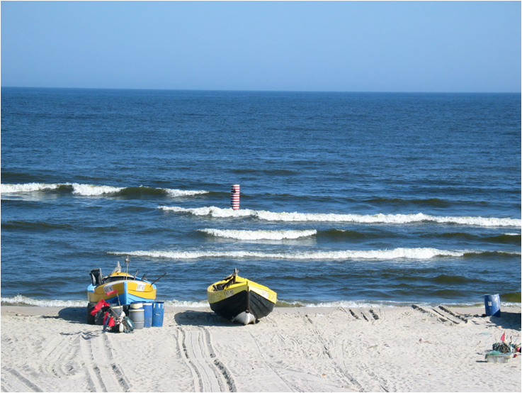 Plaża Kąty Rybackie - kutry. Na drugim planie dalba rurowa.