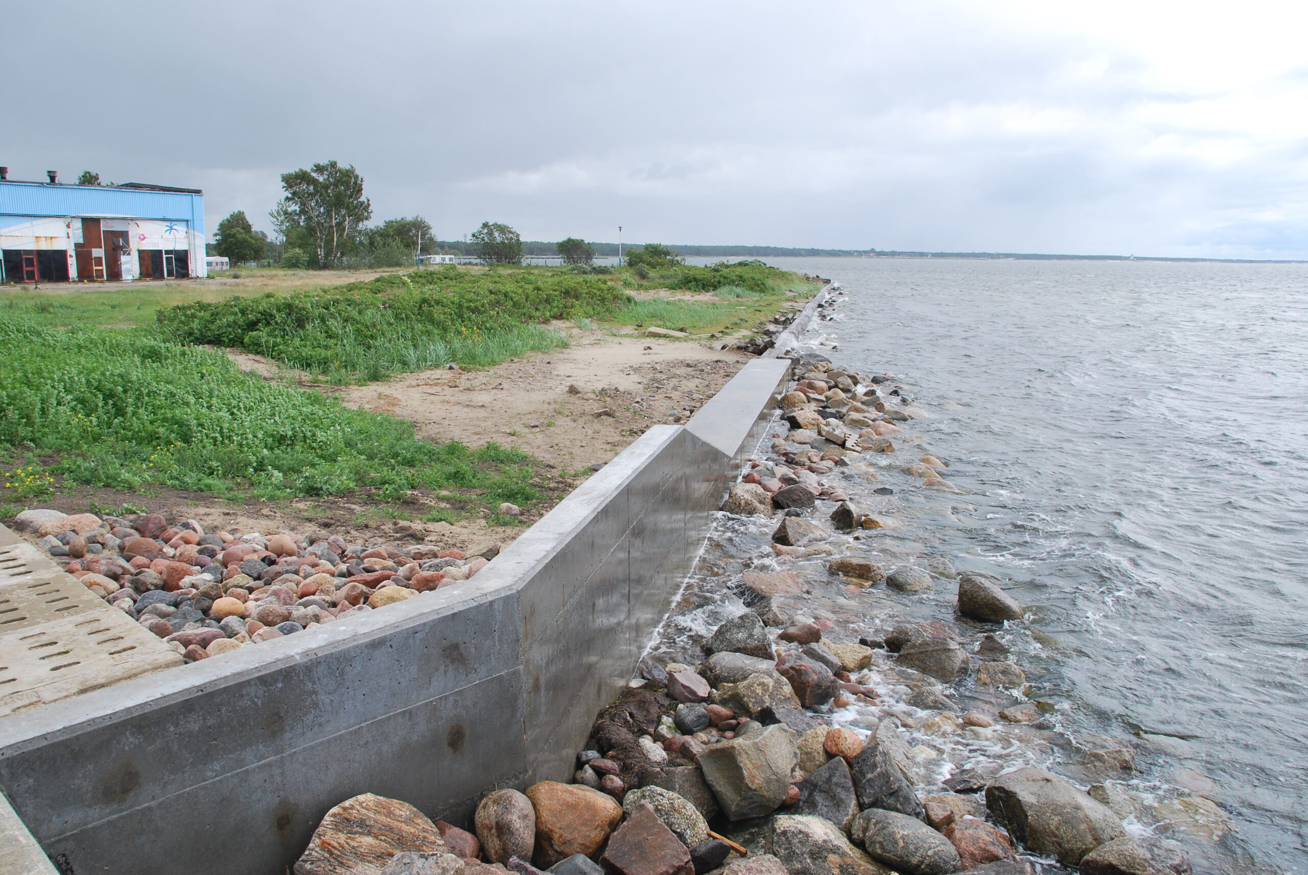 brzeg z roślinami i naprawiony falochron