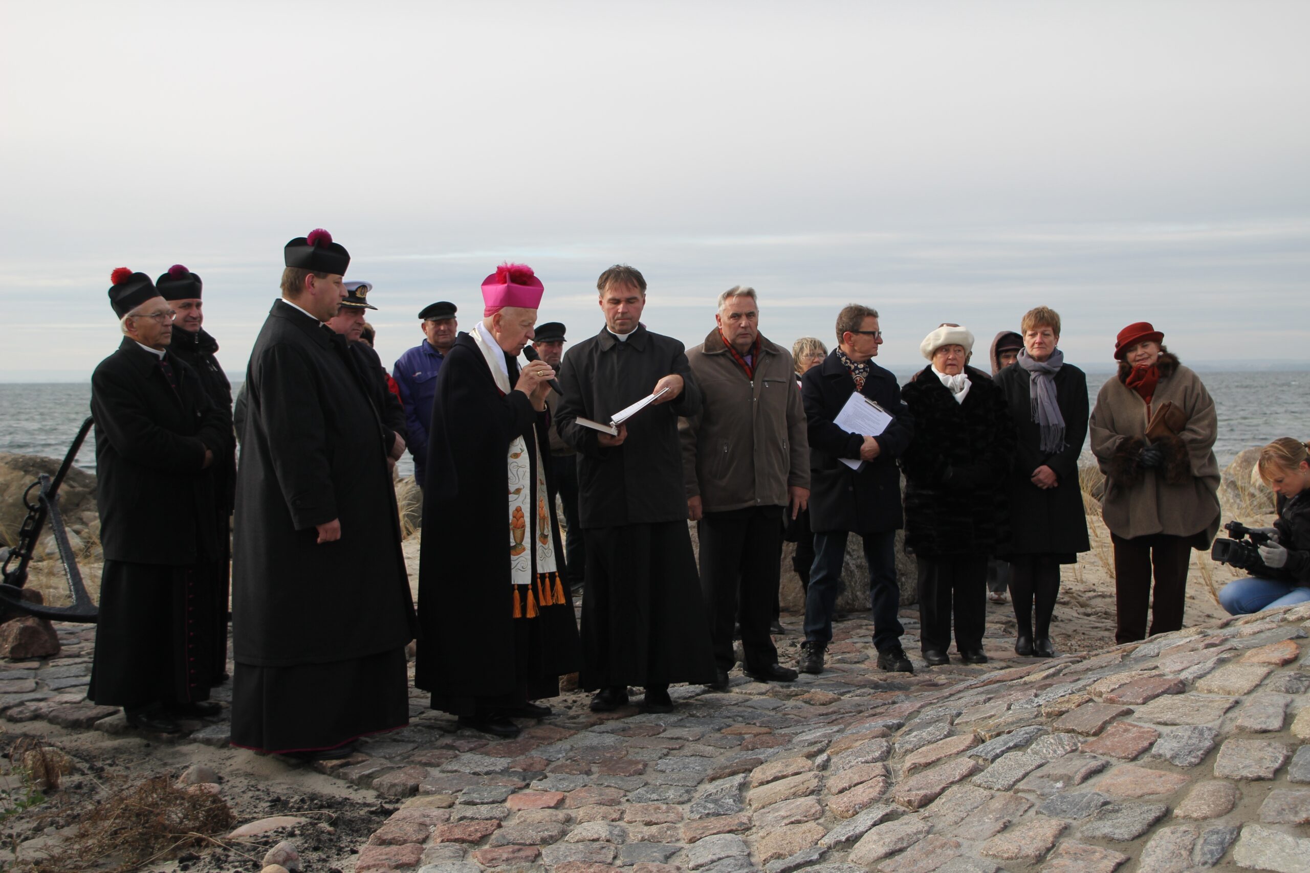 ksiądz w tłumie podczes czytania