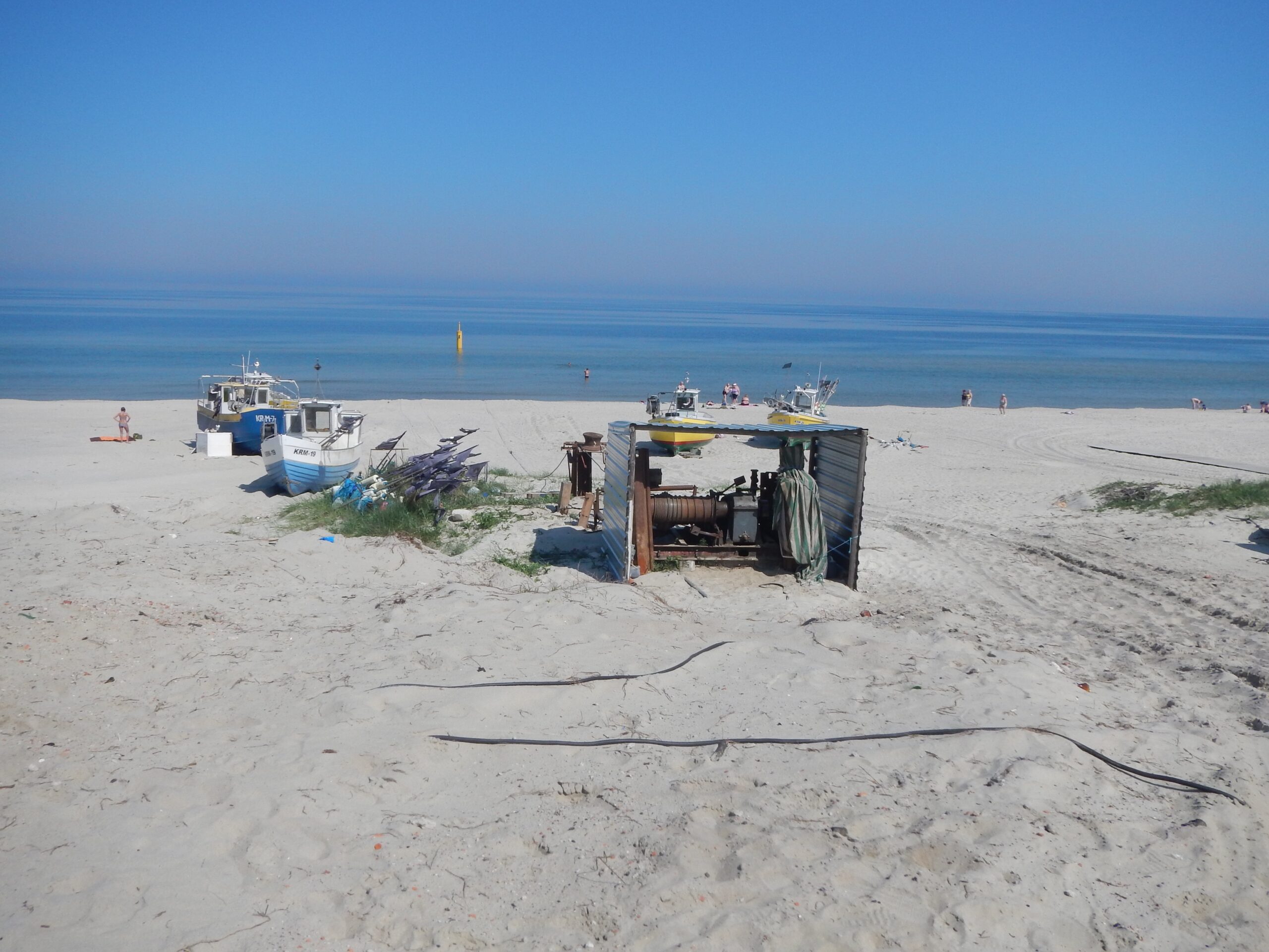 wyciągnięte łodzie na plaży