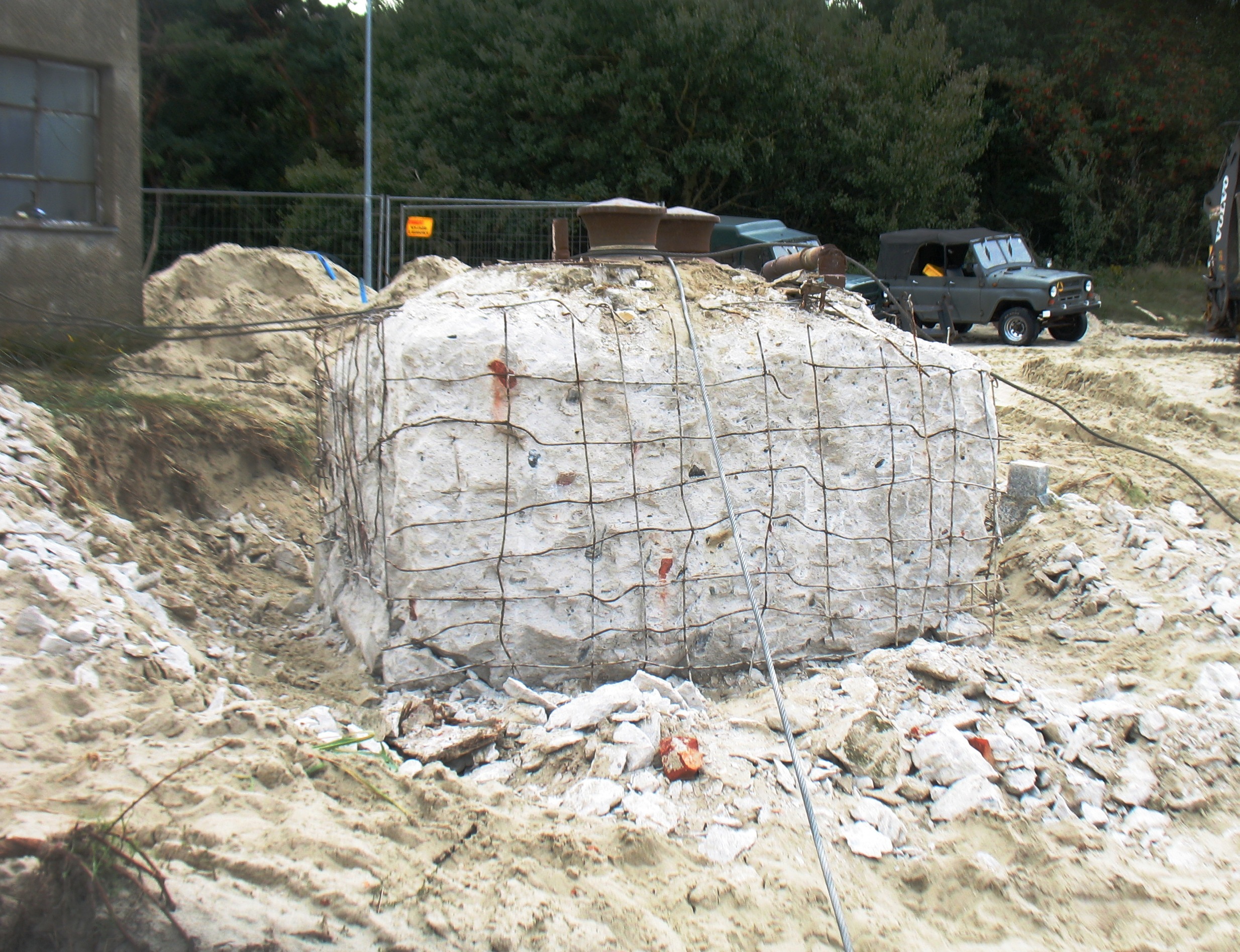 betonowa część na plaży