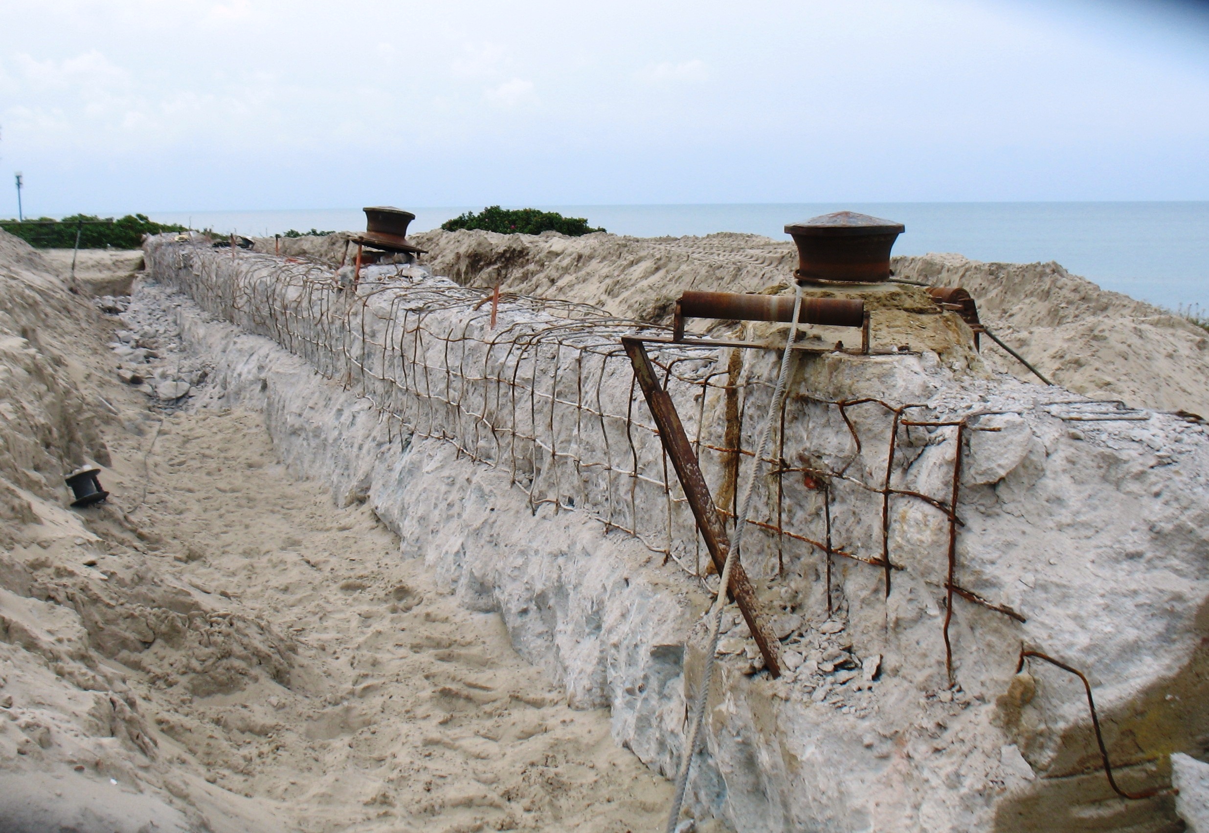 zbrojony mur na plaży