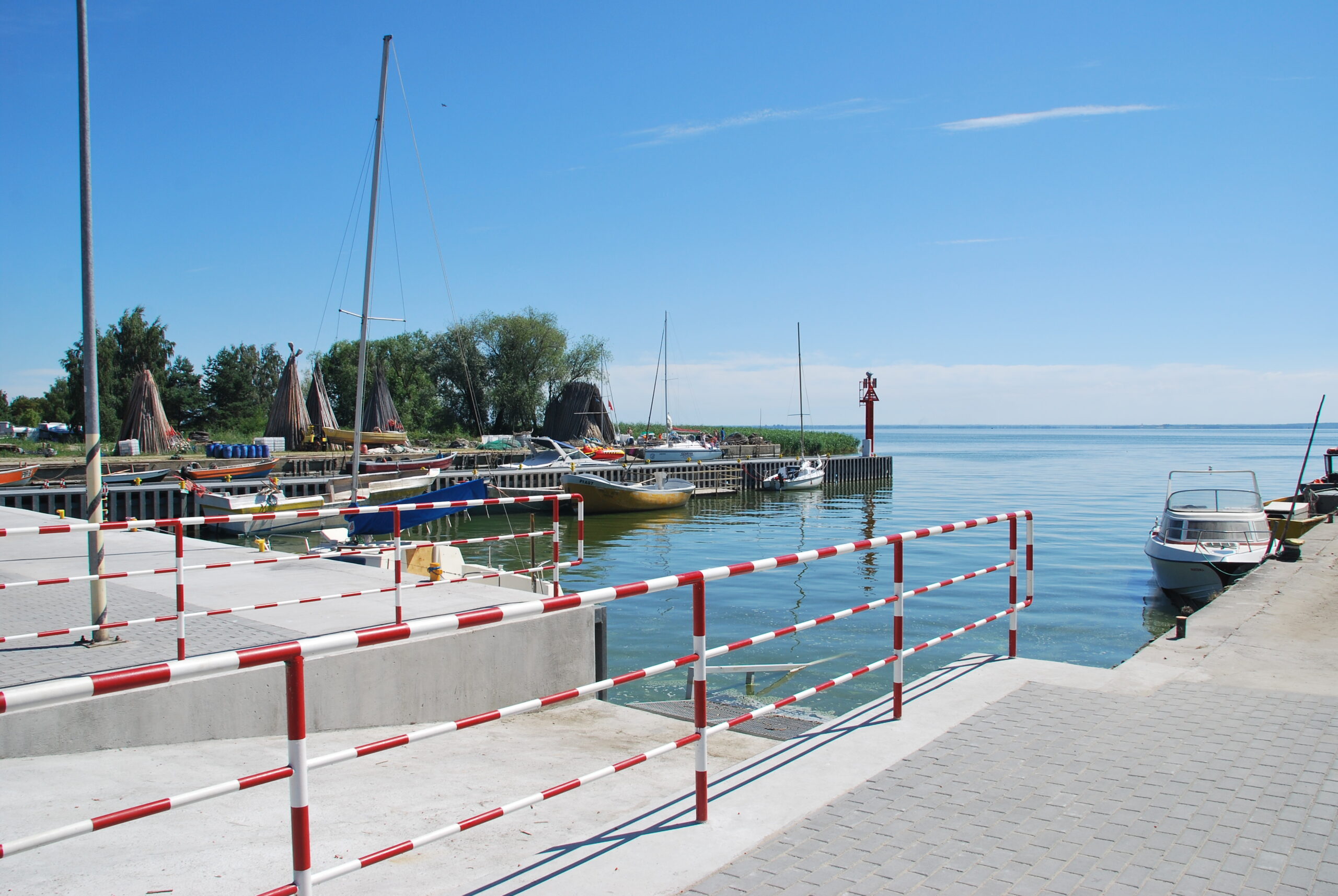 Remont obiektów hydrotechnicznych (Nabrzeże Północne, Pomost Postojowy), placu nabrzeżowego (wraz z wjazdem na teren Przystani) oraz budowa slipu na terenie Przystani Rybackiej Basen III – Nowa Karczma (dawniej Piaski)