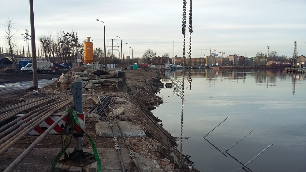 Nabrzeże osiemnaste rzeki Motławy - prace remontowe