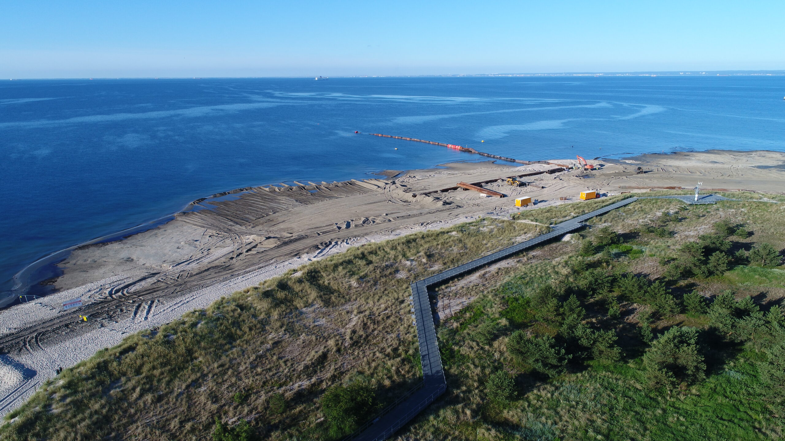 Refulacja plazy na Cyplu Helskim - ujęcie z lotu ptaka - plaża i wydmy