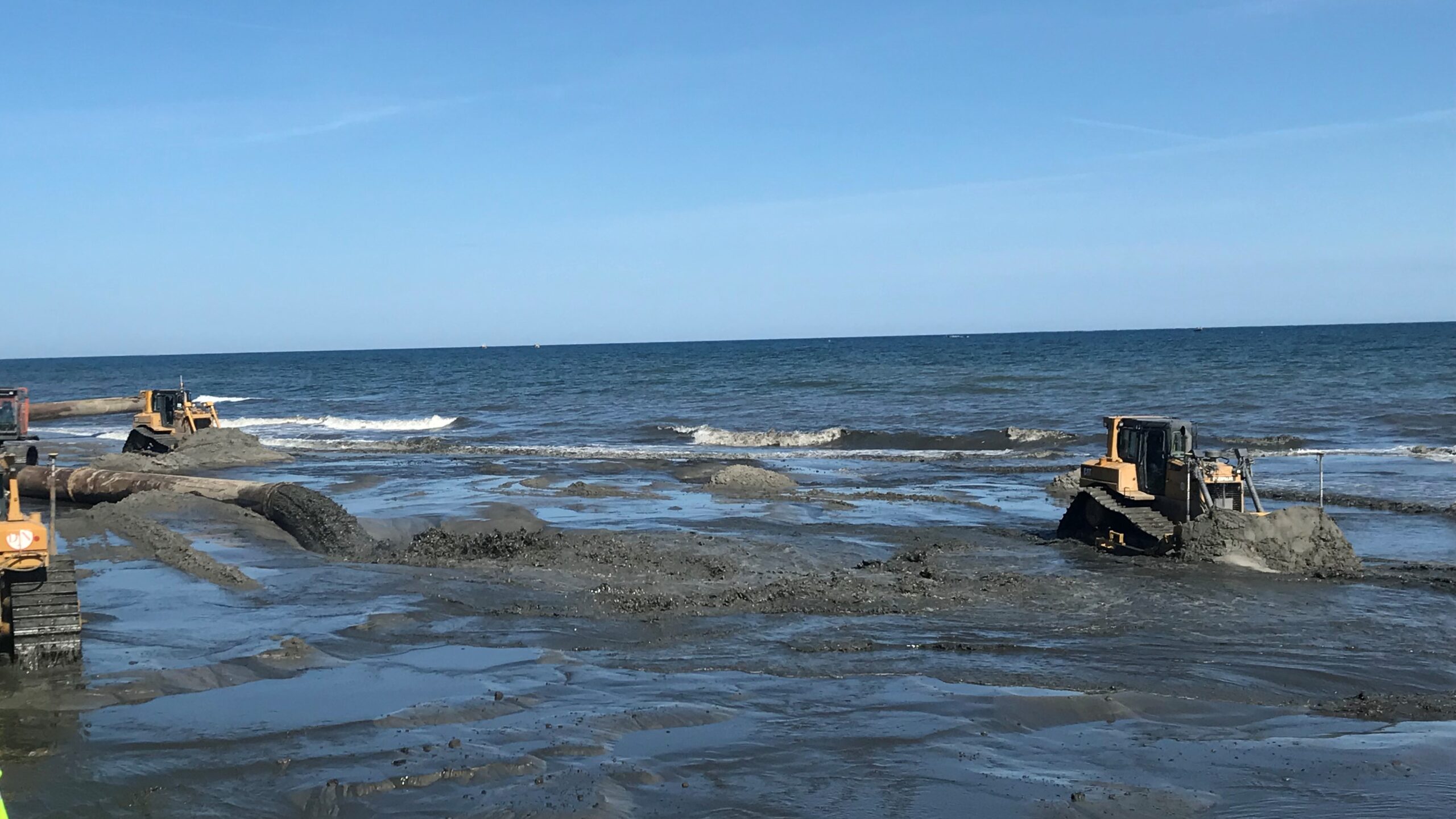 Refulacja plaż w Ostrowie i Jastrzębiej Górze - spychacze