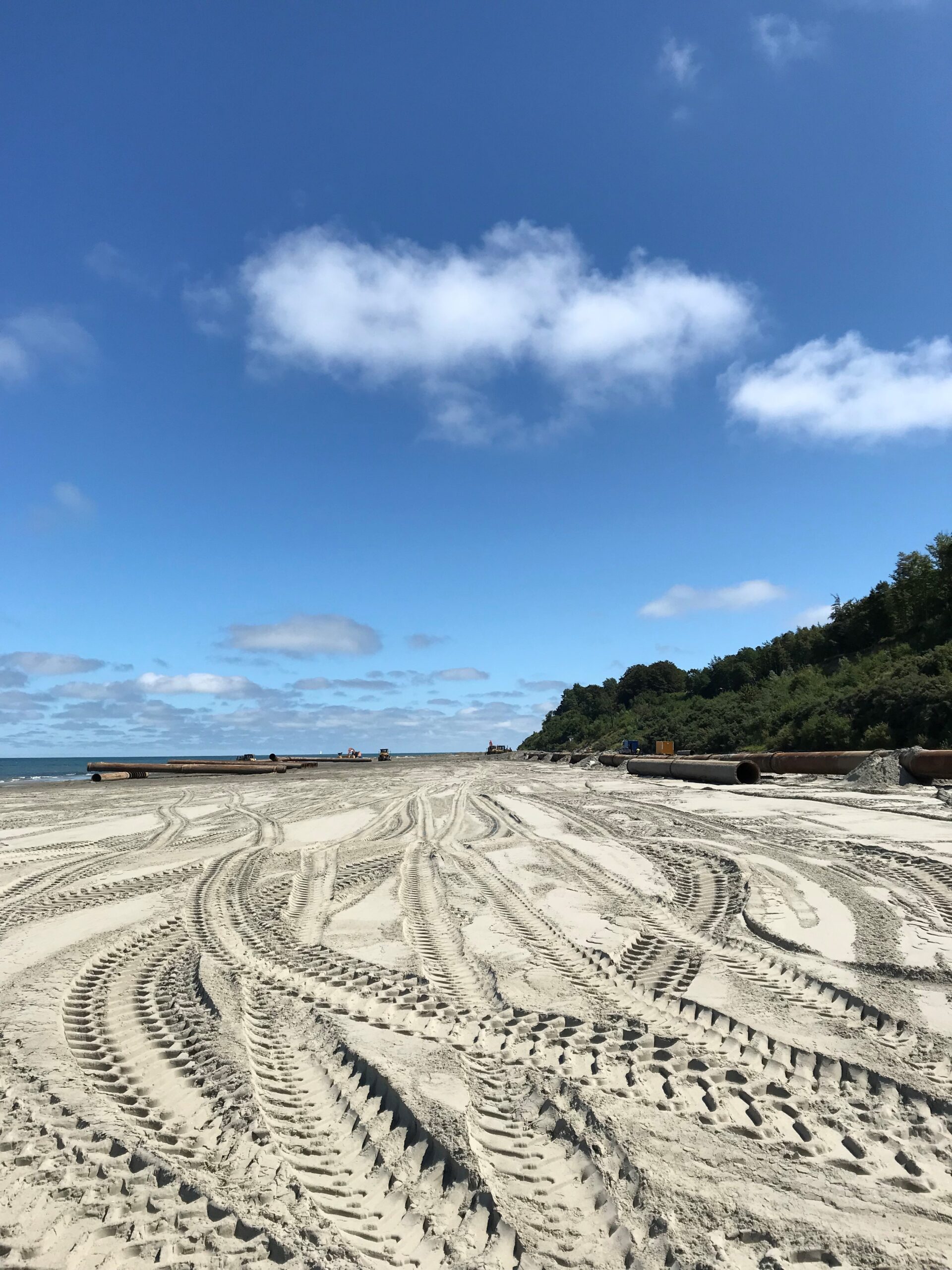 Refulacja plaż w Ostrowie i Jastrzębiej Górze - plaża ze śladami bieżnika