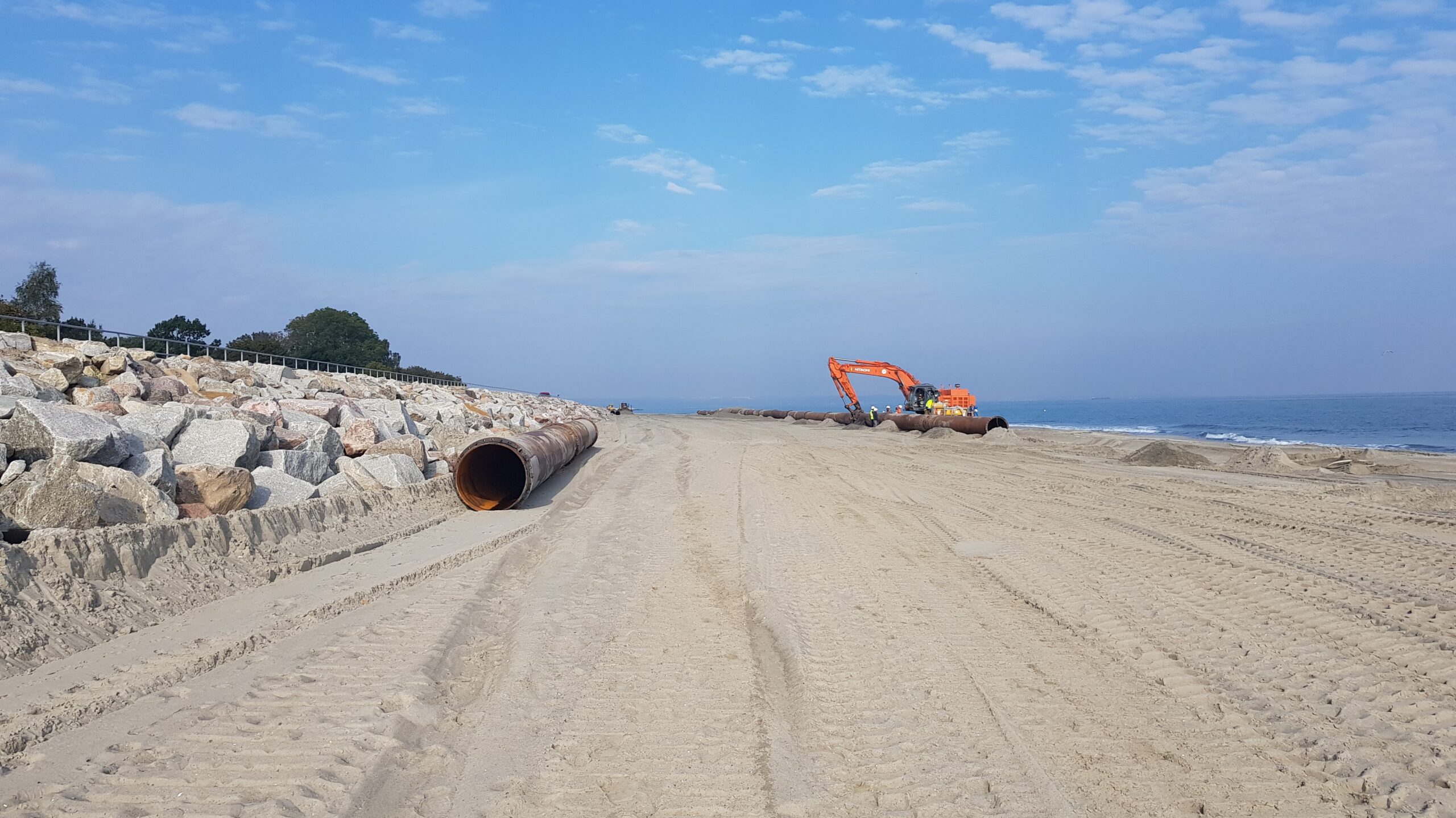 Refulacja plaży na Westerplatte - ciężki sprzęt i instalacje hydrotechniczne