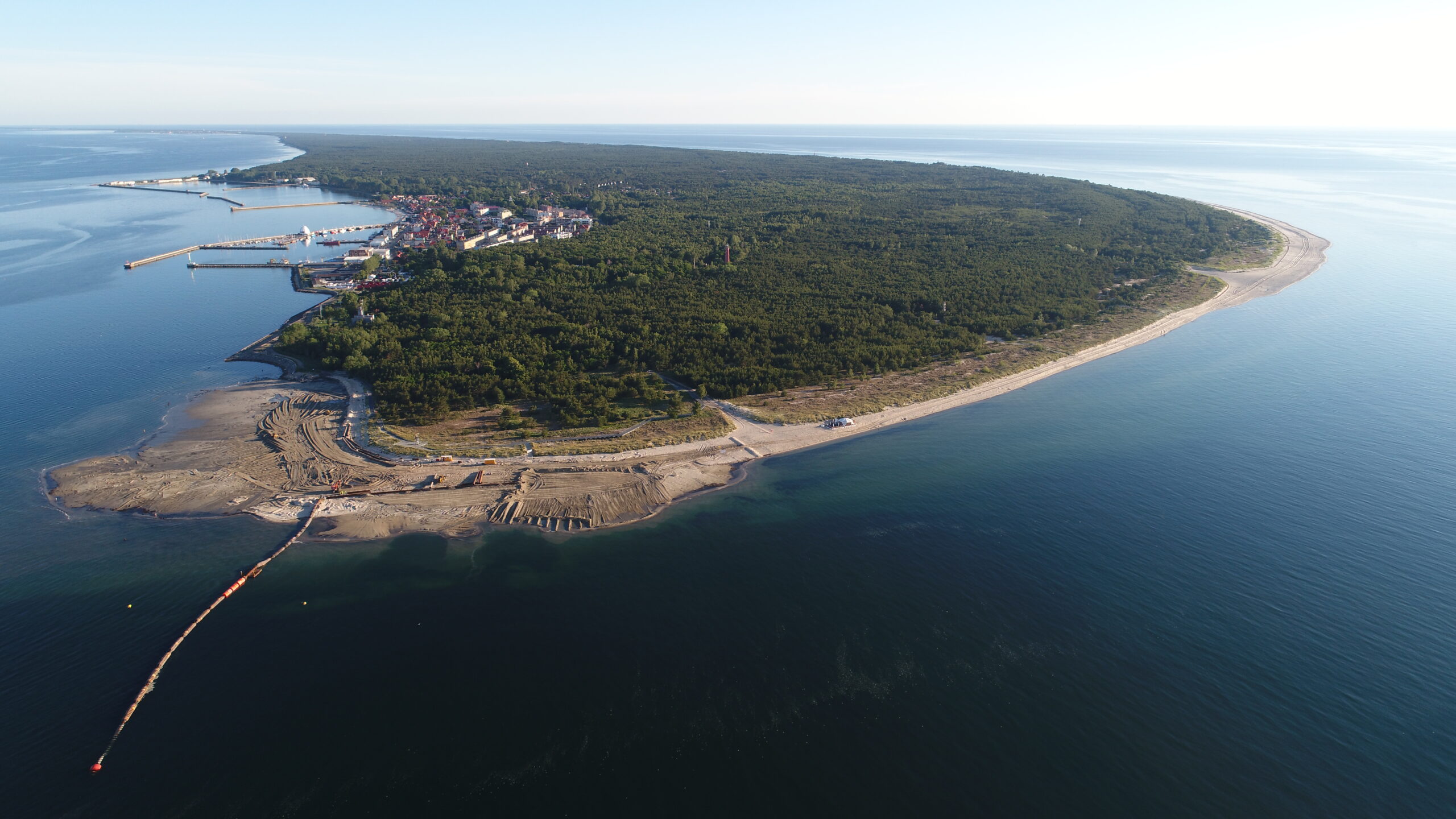 Refulacja plaży na Cyplu Helskim - ujęcie z lotu ptaka - las i plaża