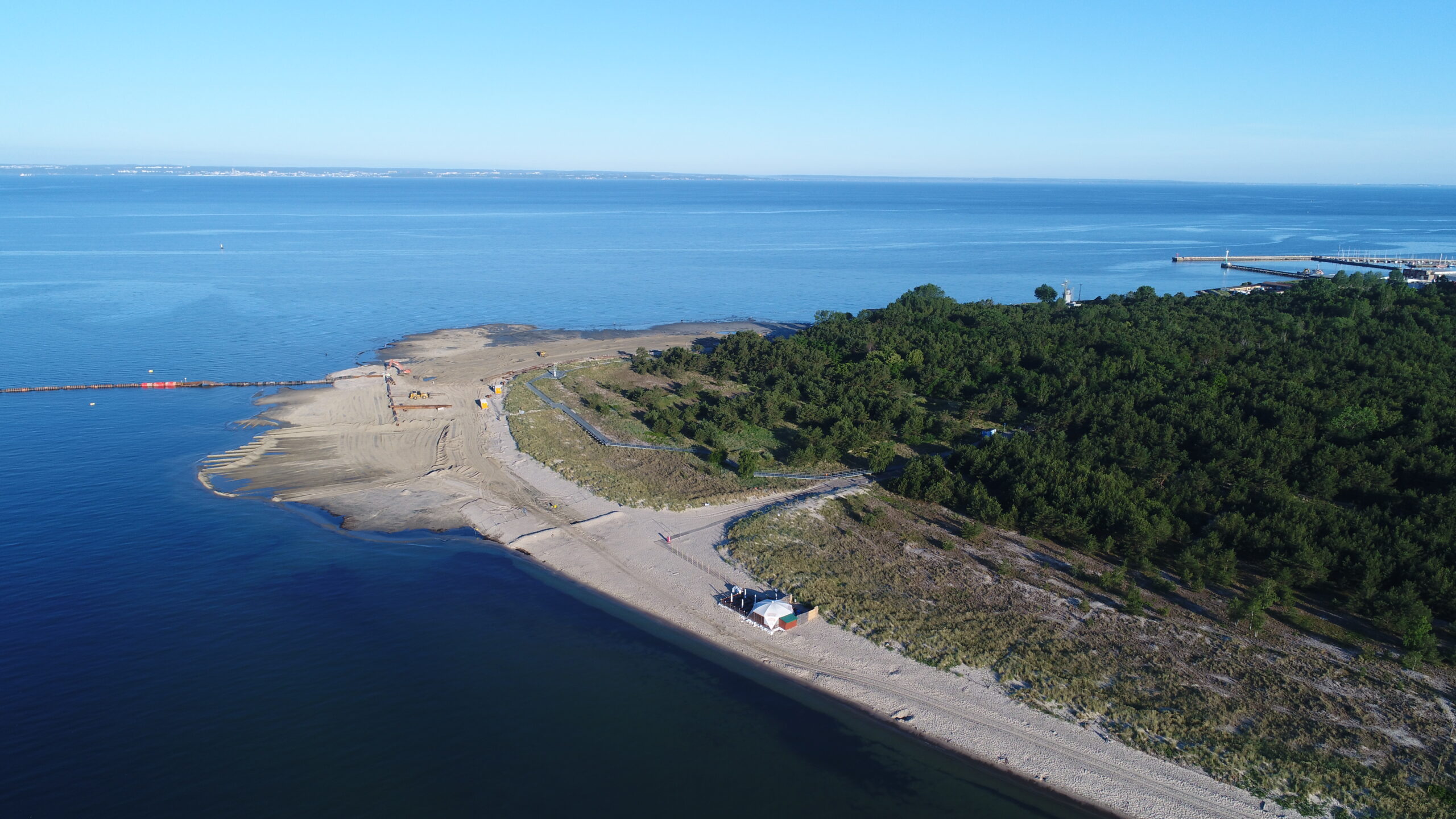 Refulacja plazy na Cyplu Helskim ujęcie z lotu ptaka - las, plaża i morze