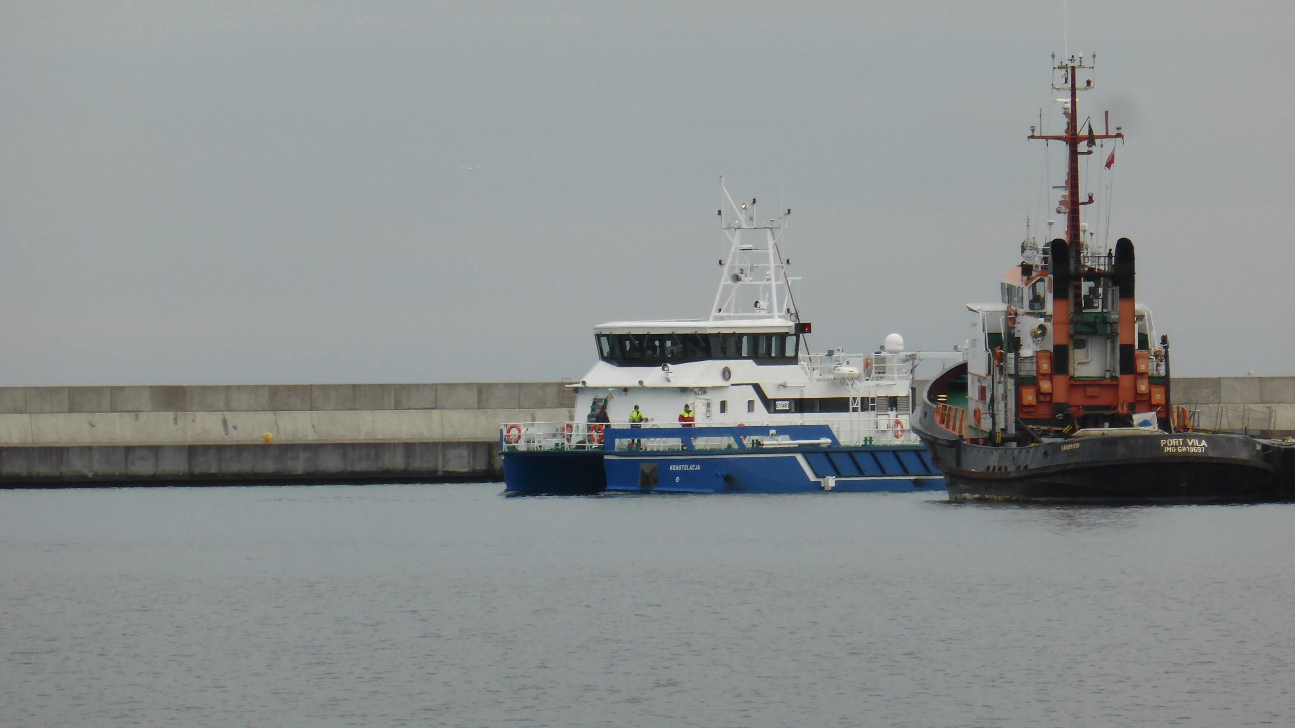 Jednostka hydrograficzna w pobliżu falochronu