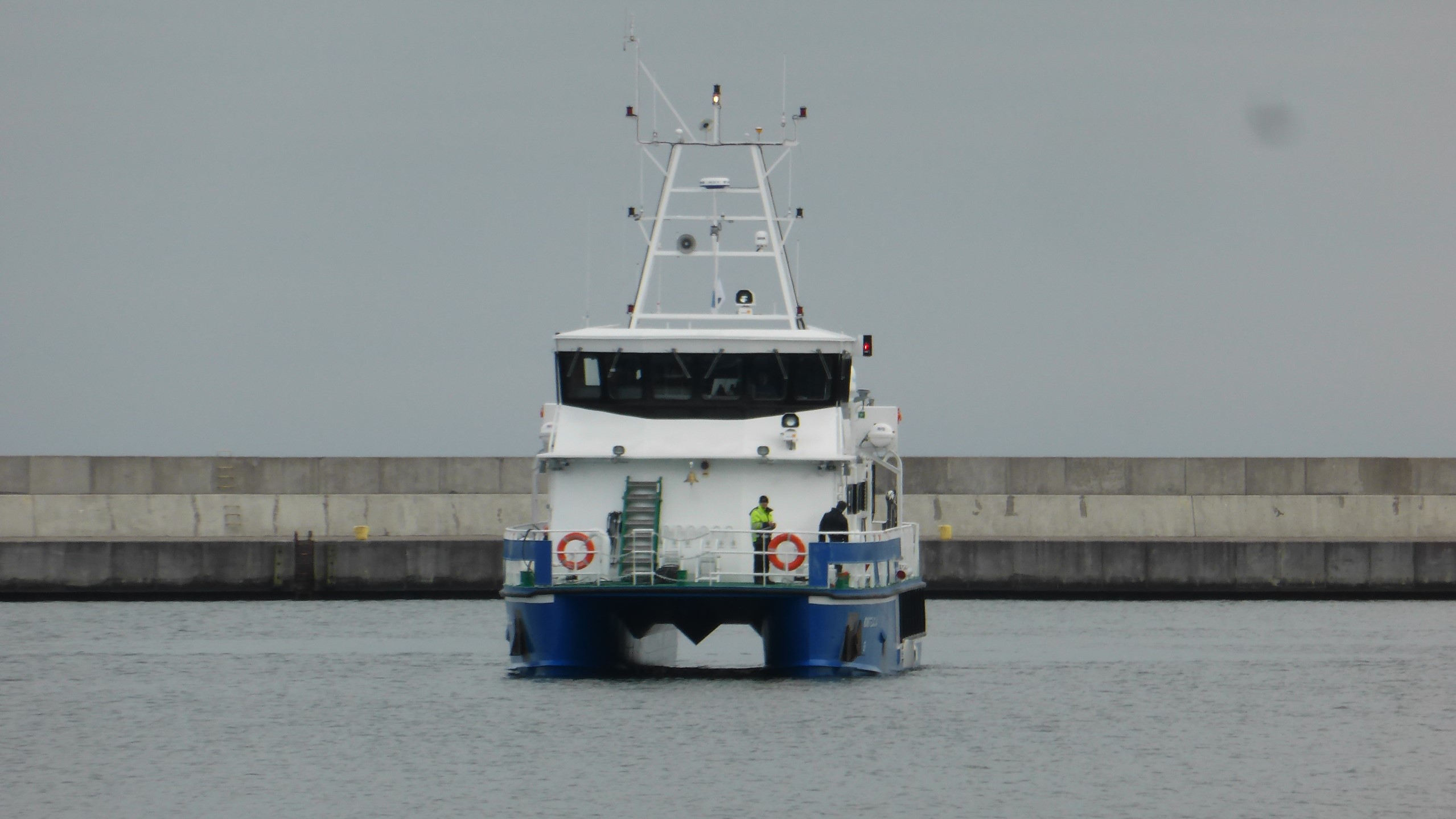 Jednostka hydrograficzna Konstelacja w pobliżu falochronu - ujęcie od strony dziobu