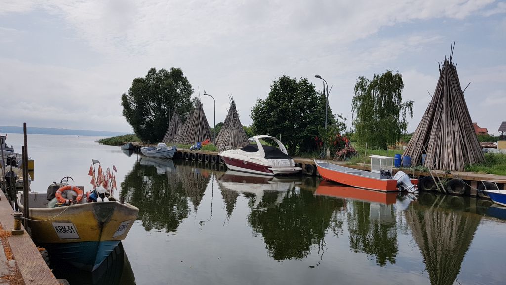 Przystań rybacka z kutrami