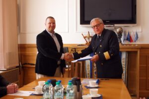 Od lewej: Pan Juha Granqvist, Kierownik sprzedaży stoczni Uudenkaupungin Työvene Oy; kpt. ż.w. Wiesław Piotrzkowski, Dyrektor Urzędu Morskiego w Gdyni