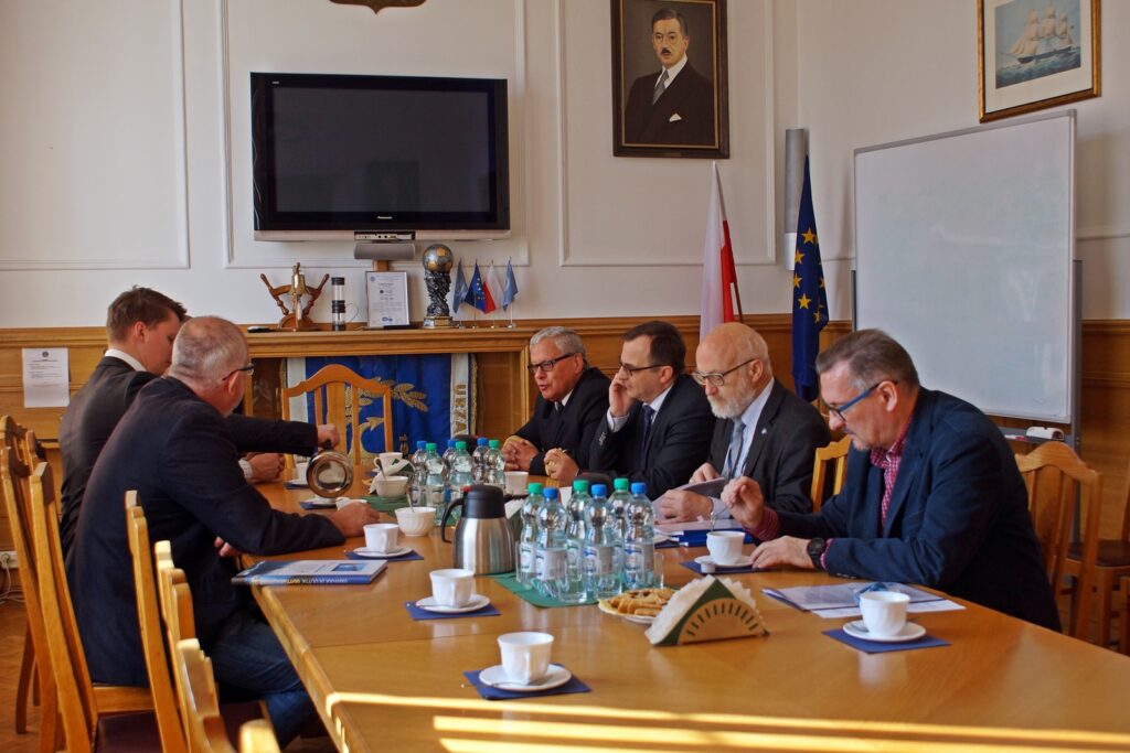 Podpisanie umowy na projekt, budowę i dostawę jednostki do obsługi oznakowania nawigacyjnego na wodach Zalewu Wiślanego (27.04.2018r.)