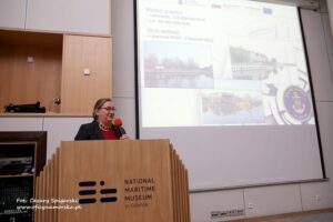 Pani Anna Stelmaszyk-Świerczyńska, Z-ca Dyrektora Urzędu Morskiego w Gdyni ds. Technicznych w trakcie wystąpienia