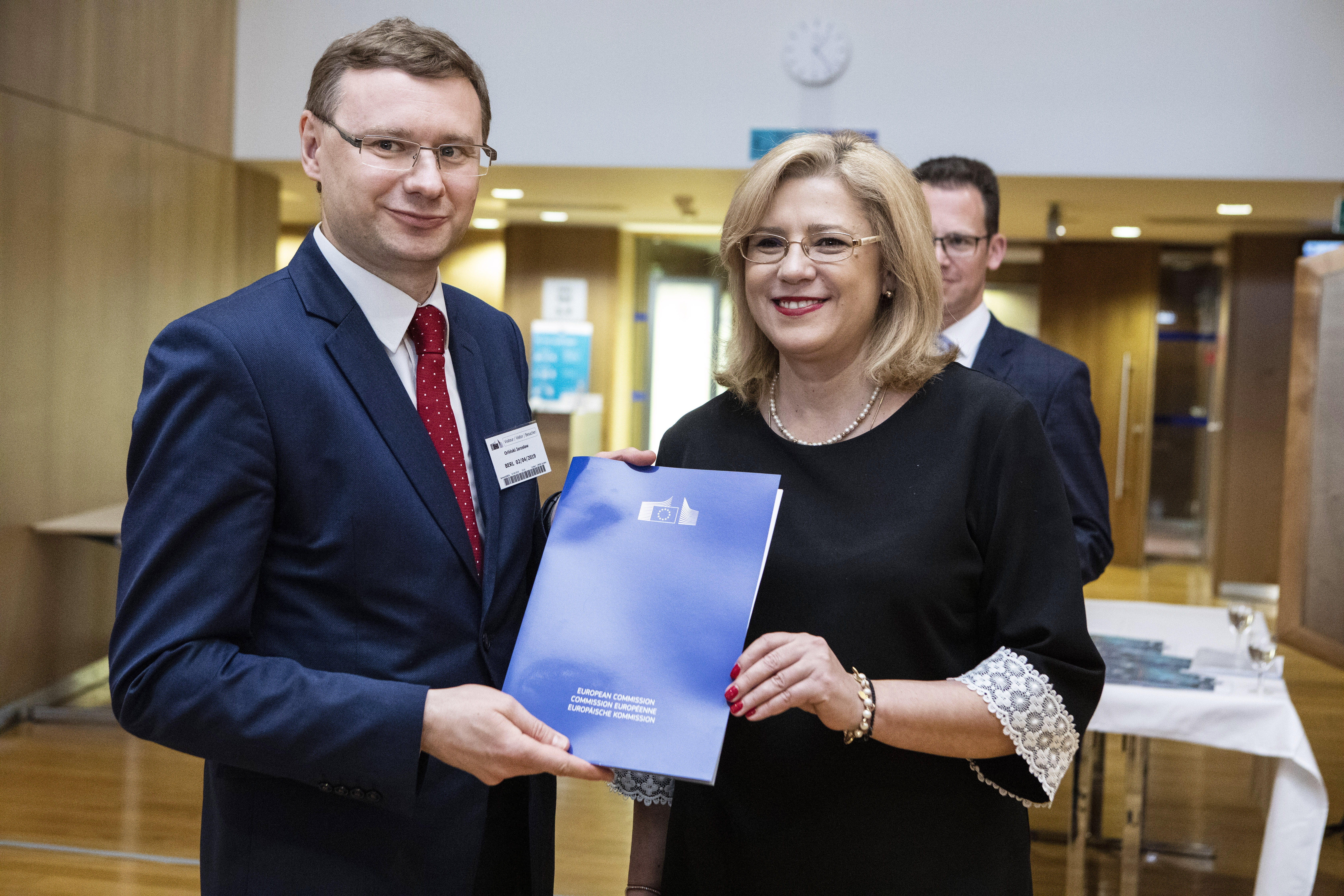Wręczenie decyzji o dofinansowaniu projektu. Od prawej: Corina Creţu, Komisarz ds. Polityki Regionalnej i Miejskiej oraz Jarosław Orliński, Dyrektor Departamentu Programów Infrastrukturalnych w Ministerstwie Inwestycji i Rozwoju (Instytucji Zarządzającej Programem Operacyjnym Infrastruktura i Środowisko 2014-2020)