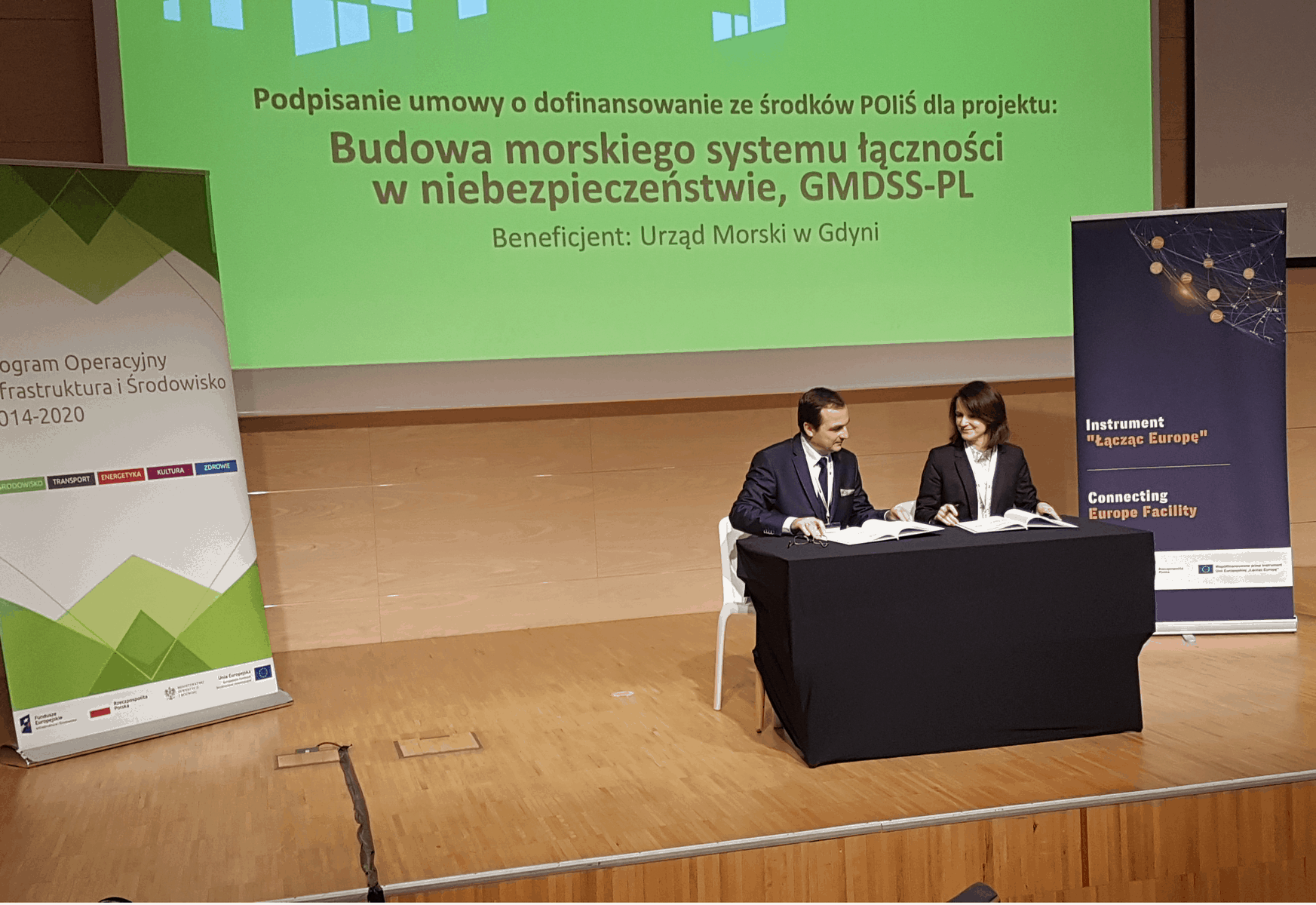 Umowę ze strony Urzędu Morskiego w Gdyni podpisał Pan Jan Młotkowski, Z-ca Dyrektora ds. Oznakowania Nawigacyjnego, ze strony CUPT Pani Joanna Lech p.o., Dyrektora
