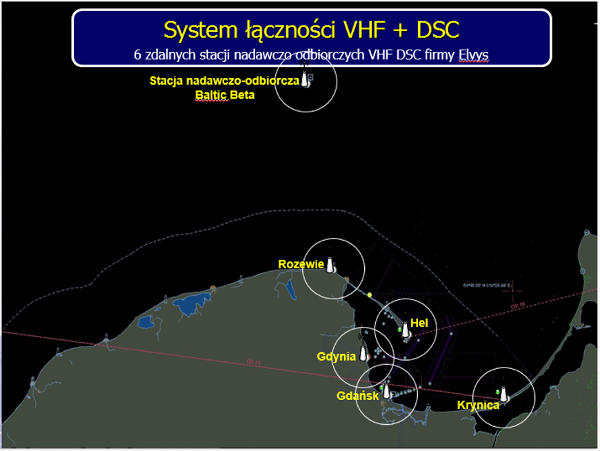 Na górze tytuł w granatowej ramce żółte litery – System łączności VHF + DSC, poniżej biały napis – sześć zdalnych stacji nadawczo-odbiorczych VHF DSC formy Elvys. Poniżej fragment przedstawiający wybrzeże morskie Polski od Ustki do Krynicy Morskiej – morze jest w kolorze czarnym, ląd – ciemno szary. Białymi ikonkami wieżyczek pokazane są lokalizacje sześciu stacji VHF znajdujących się na Rozewiu, Helu, w Gdyni, Gdańsku, Krynicy i na platformie Baltic-Beta (na północ od Rozewia). Każda ikonka jest w białym kółku, a nazwa stacji podana jest na żółto.