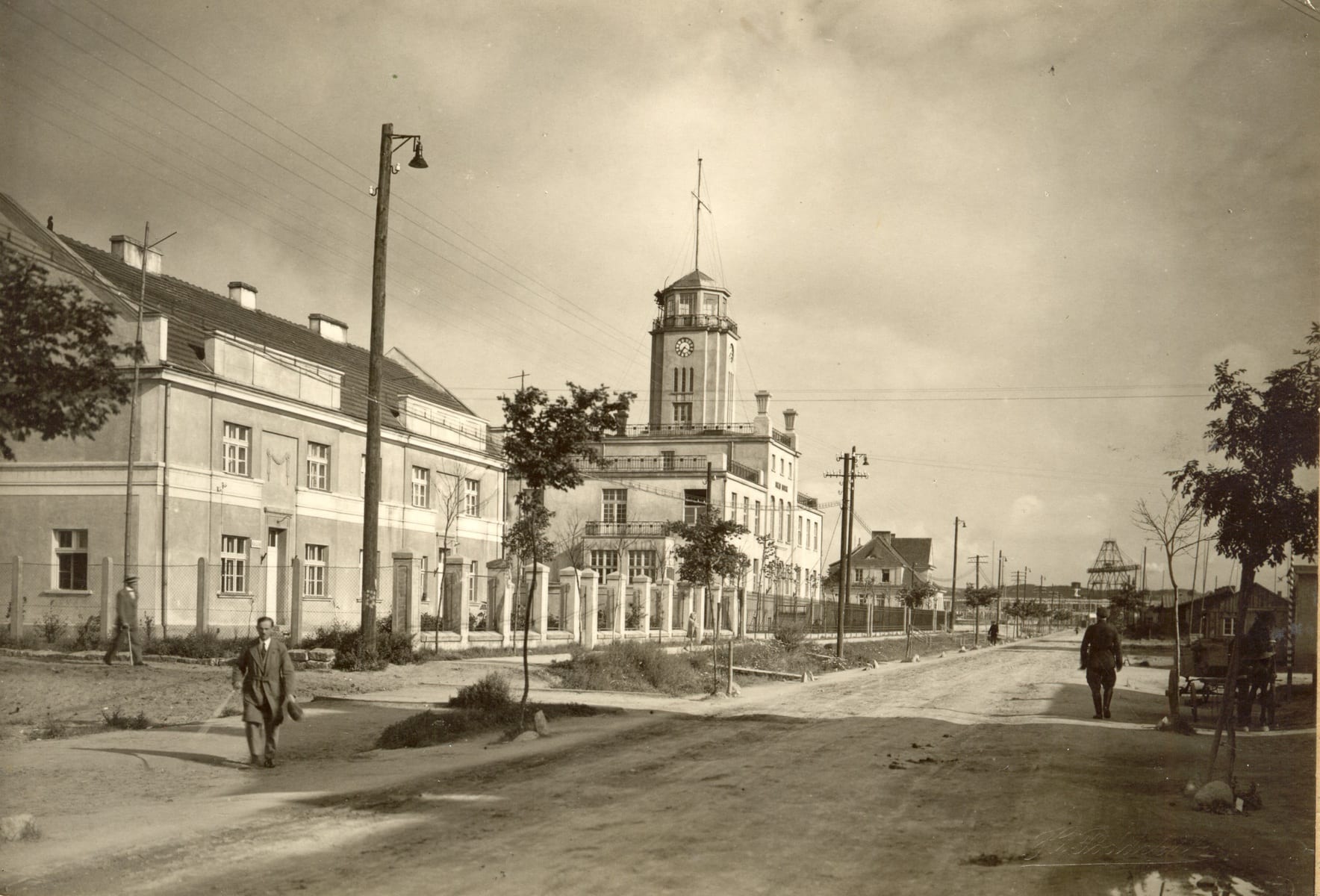 Ulica Centralna (ob. Chrzanowskiego, pośrodku budynek Urzędu Morskiego, fot. Henryk Poddębski, 1930 r. (fot. ze zbiorów Muzeum Miasta Gdyni)
