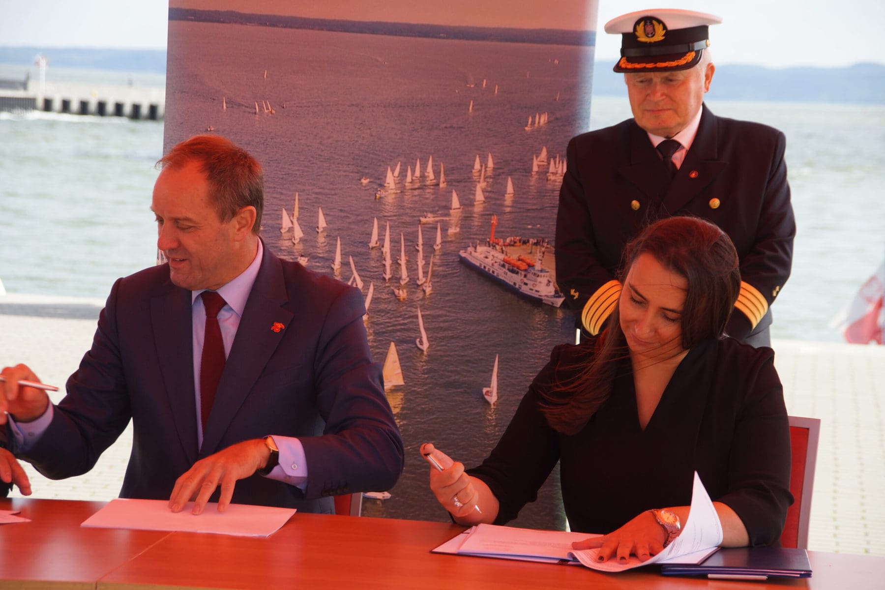 podpisanie umowy na rozbudowe pirsu w Krynicy Morskiej