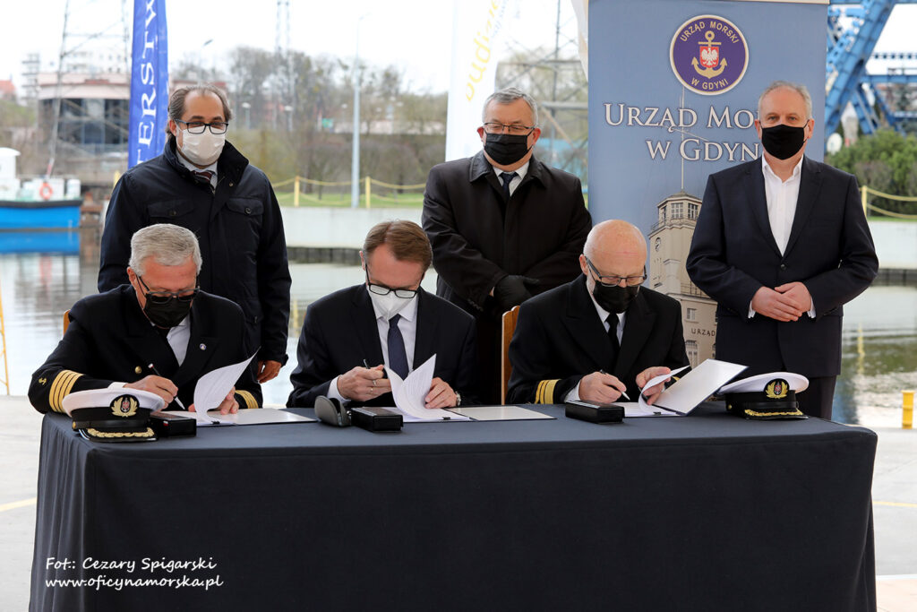 Podpisanie umowy na drugą część przekopu - od lewej stoją: Marek Gróbarczyk, Andrzej Adamczyk, Dariusz Drelich. Podpisują od lewej: Wiesław Piotrzkowski, Dariusz Blocher, Andrzej Kajut