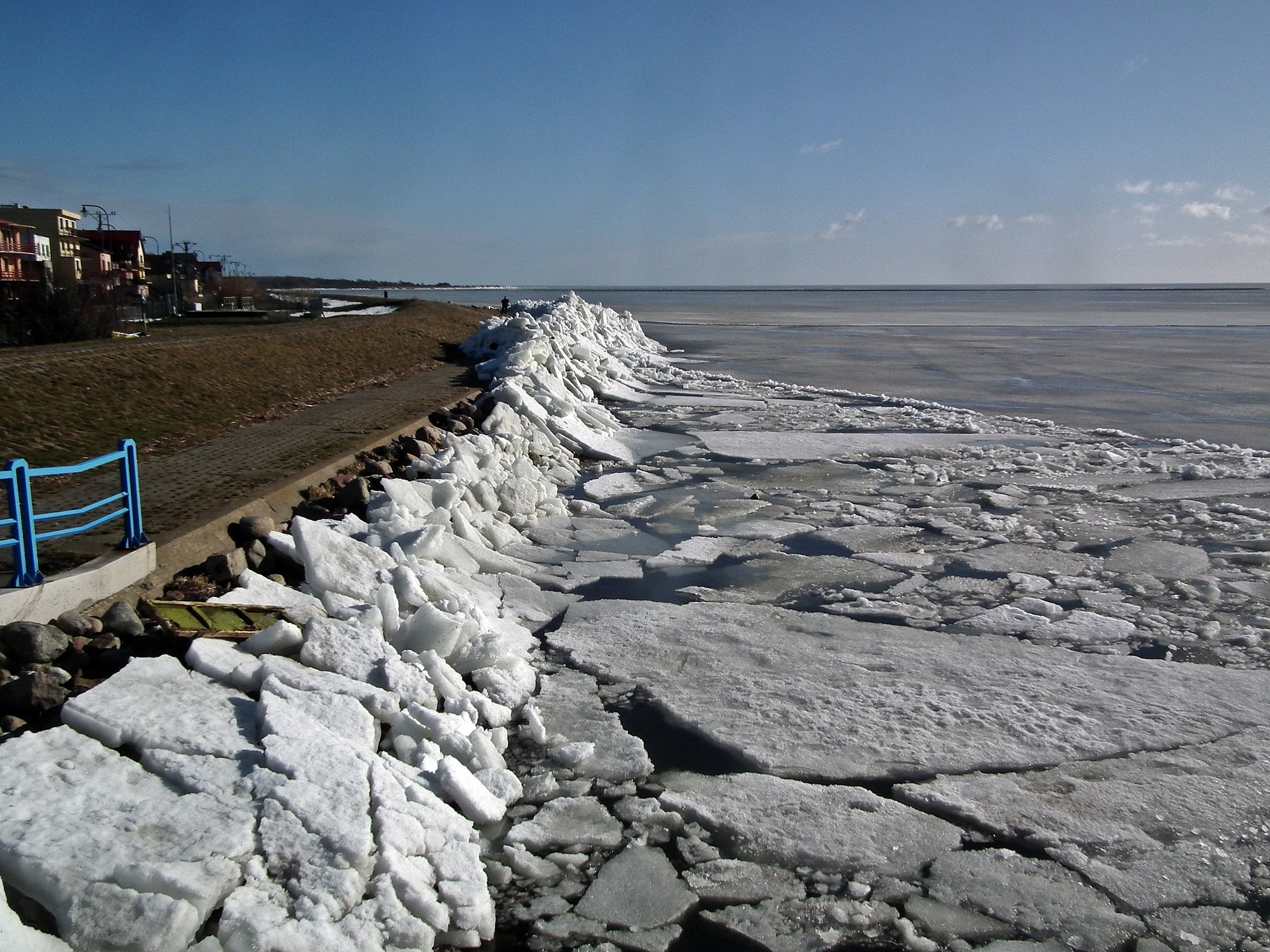 Zdjęcie brzegu Zatoki Puckiej w Kuźnicy, na który wpychane są kry lodowe