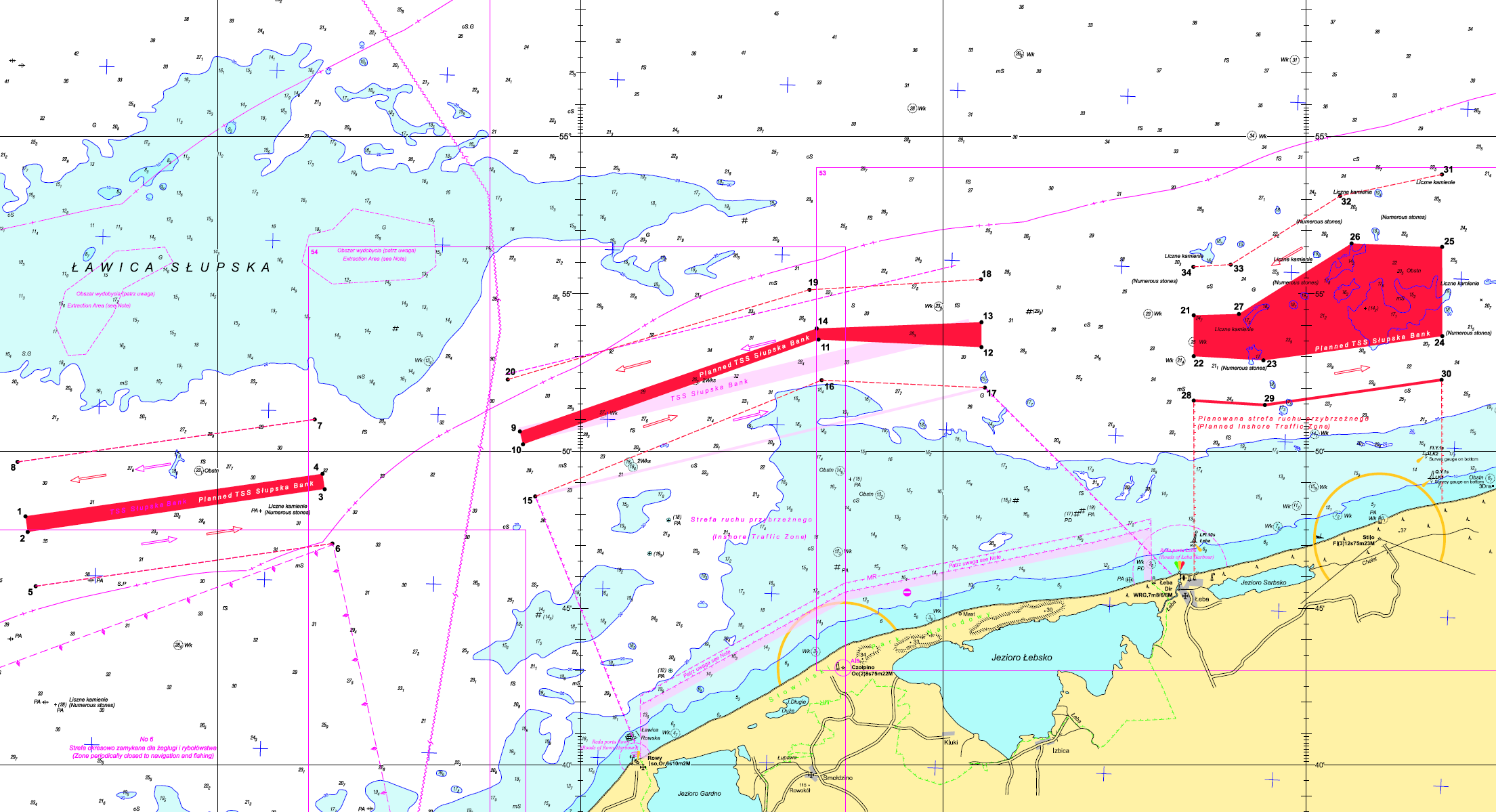 Na tle mapy morskiej ( z zaznaczonymi głębokościami) kolorem czerwonym przedstawiano nowy system rozgraniczenia ruchu. W części centralnej TSS widać jasno purpurowy przebieg poprzedniej strefy rozgraniczenia ruchu. 