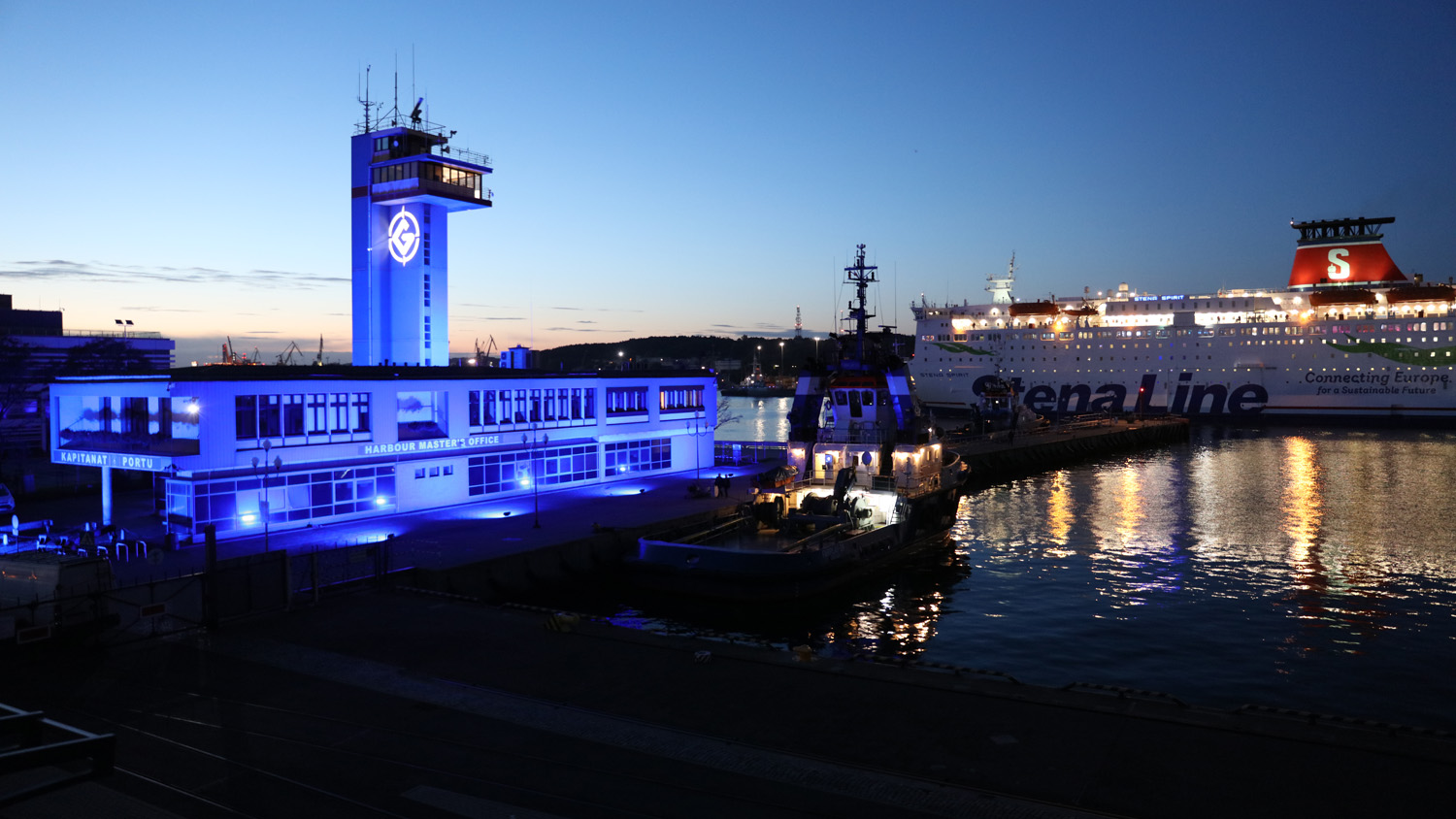Budynek Kapitanatu Portu Gdynia na niebiesko fot. 1