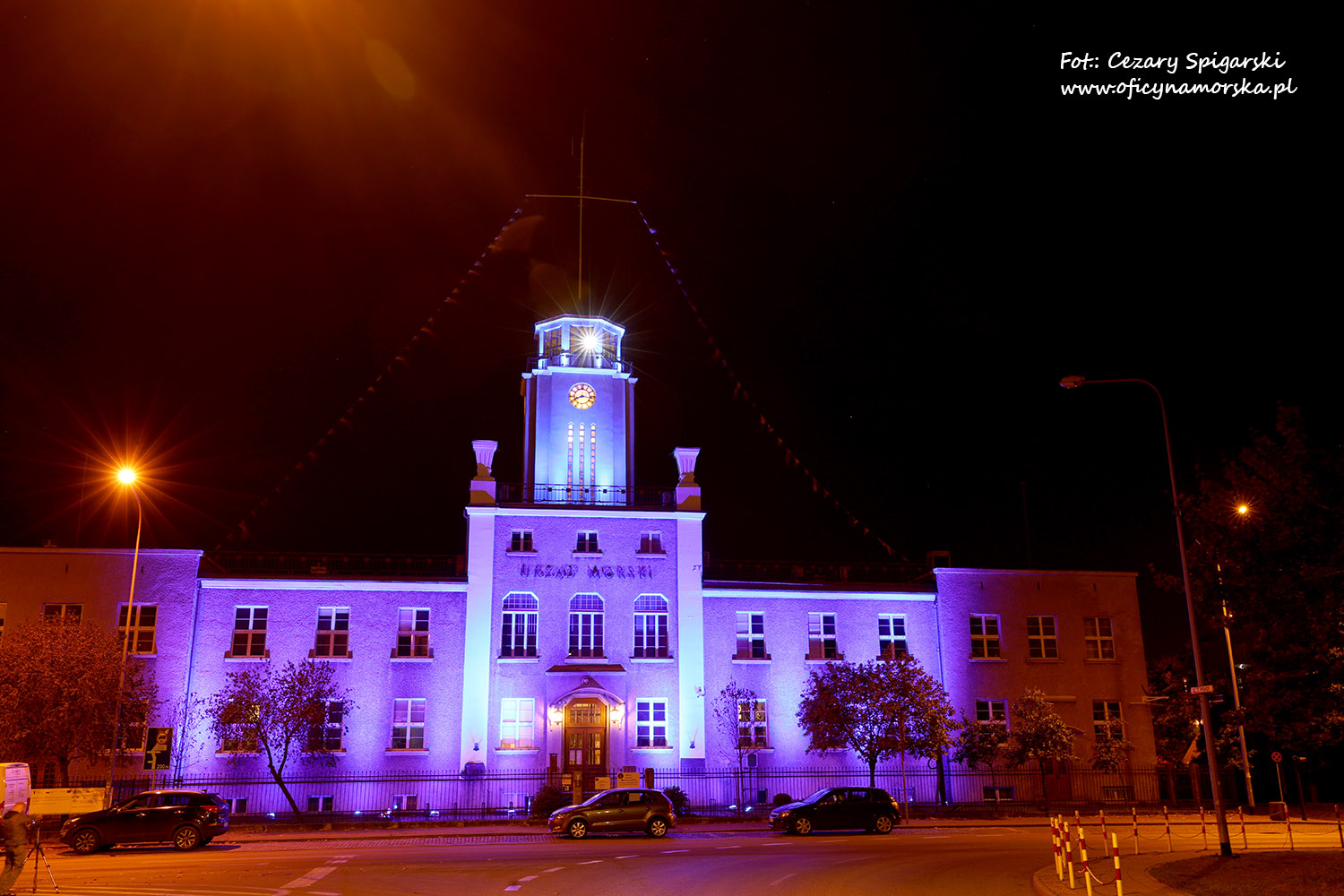Siedziba główna Urzędu Morskiego w Gdyni na niebiesko fot. 2