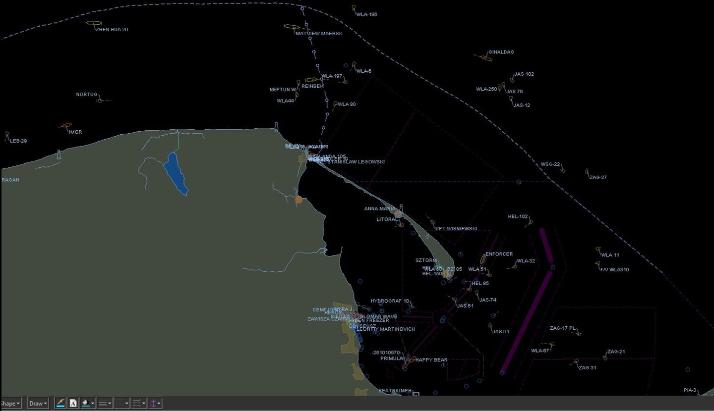Zrzut ekranu - Wycinek polskiego wybrzeża morskiego – Zatoka Gdańska - morze w kolorze czarnym, ląd w kolorze szarym. Na purpurowo zaznaczone strefy rozgraniczenia ruchu. Na morzu - dużo białych punktów przedstawiających statki wraz z ich nazwą. 