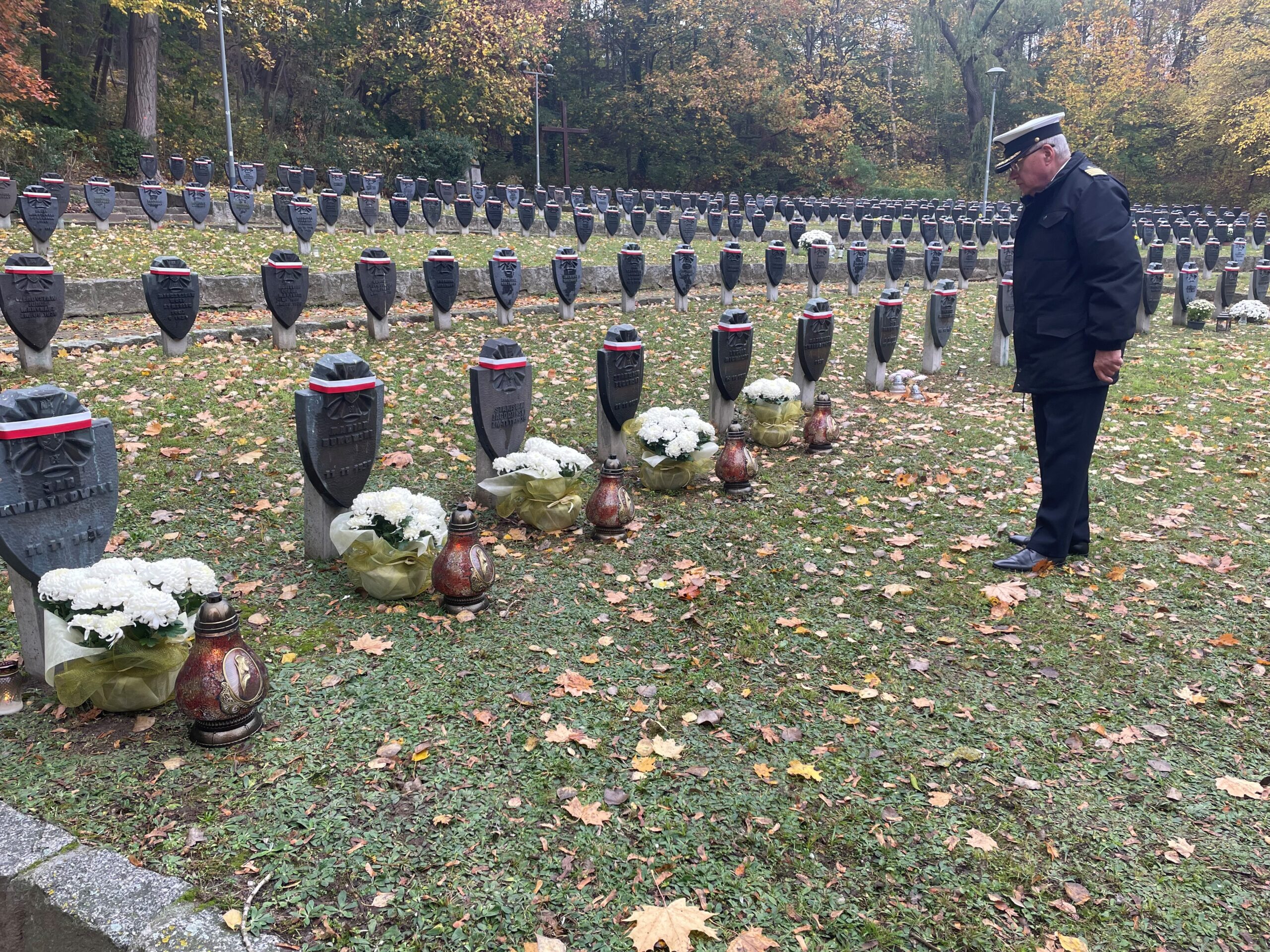 Dyrektor urzędu Morskiego w Gdyni przy grobach Pracowników zamordowanych w lasach piaśnickich 