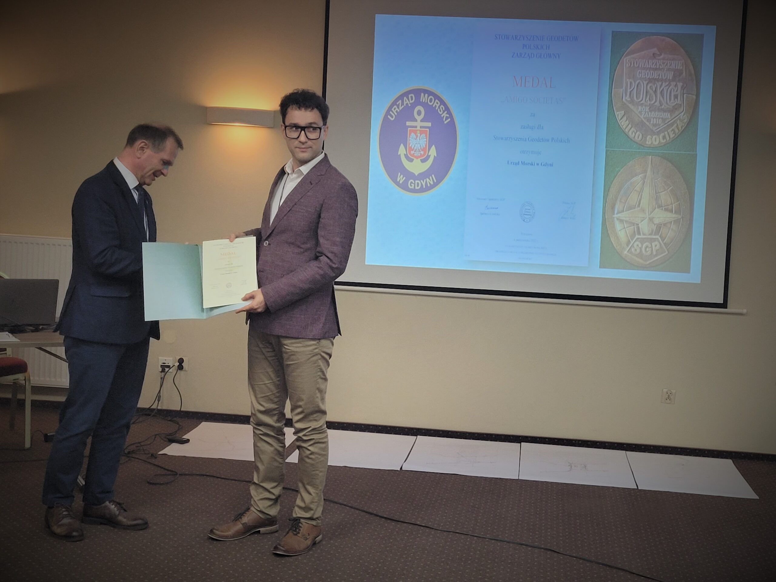 Wręczenie medalu Amigo Societas Urzędowi Morskiemu w Gdyni - za zasługi dla Stowarzyszenia Geodetów Polskich 