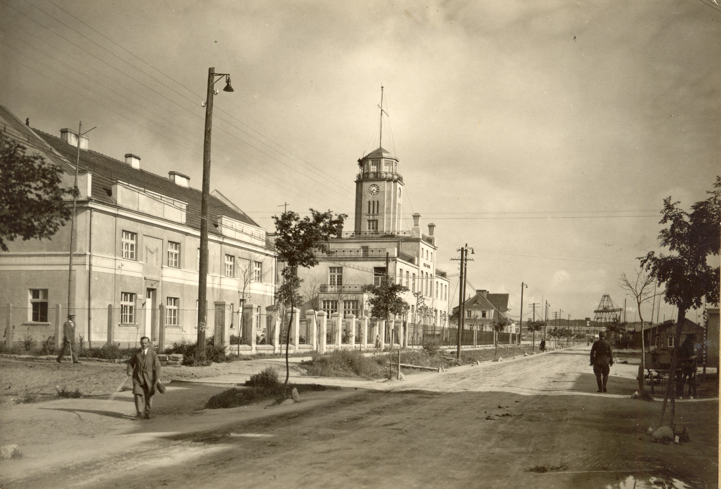 Ulica Centralna (ob. Chrzanowskiego, pośrodku budynek Urzędu Morskiego, fot. Henryk Poddębski, 1930 r. fot. ze zbiorów Muzeum Miasta Gdyni 