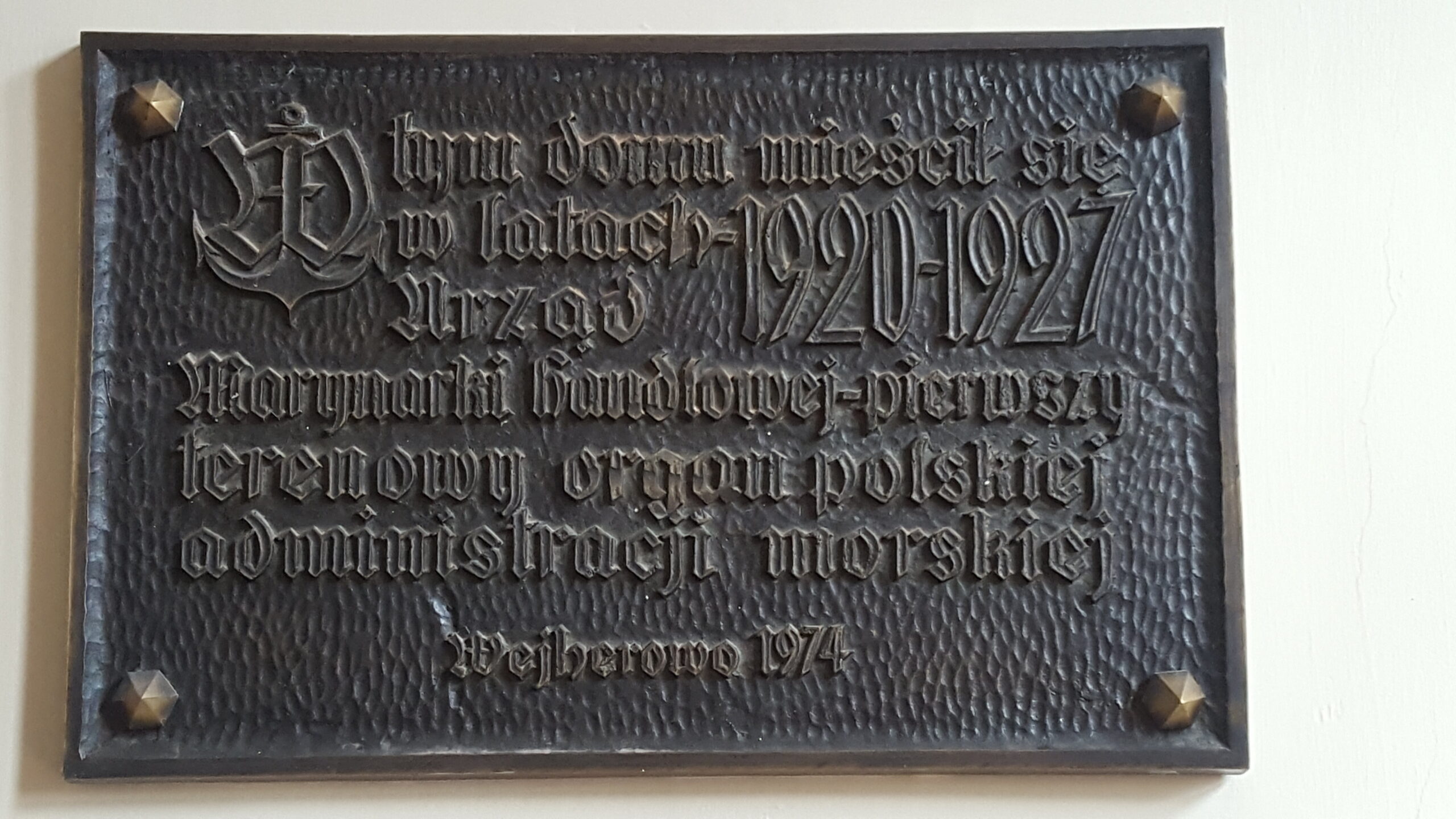 Tablica pamiątkowa znajdująca się wewnątrz budynku przy ul. Dworcowej 7 w Wejherowie (fot. Barbara Gusman)