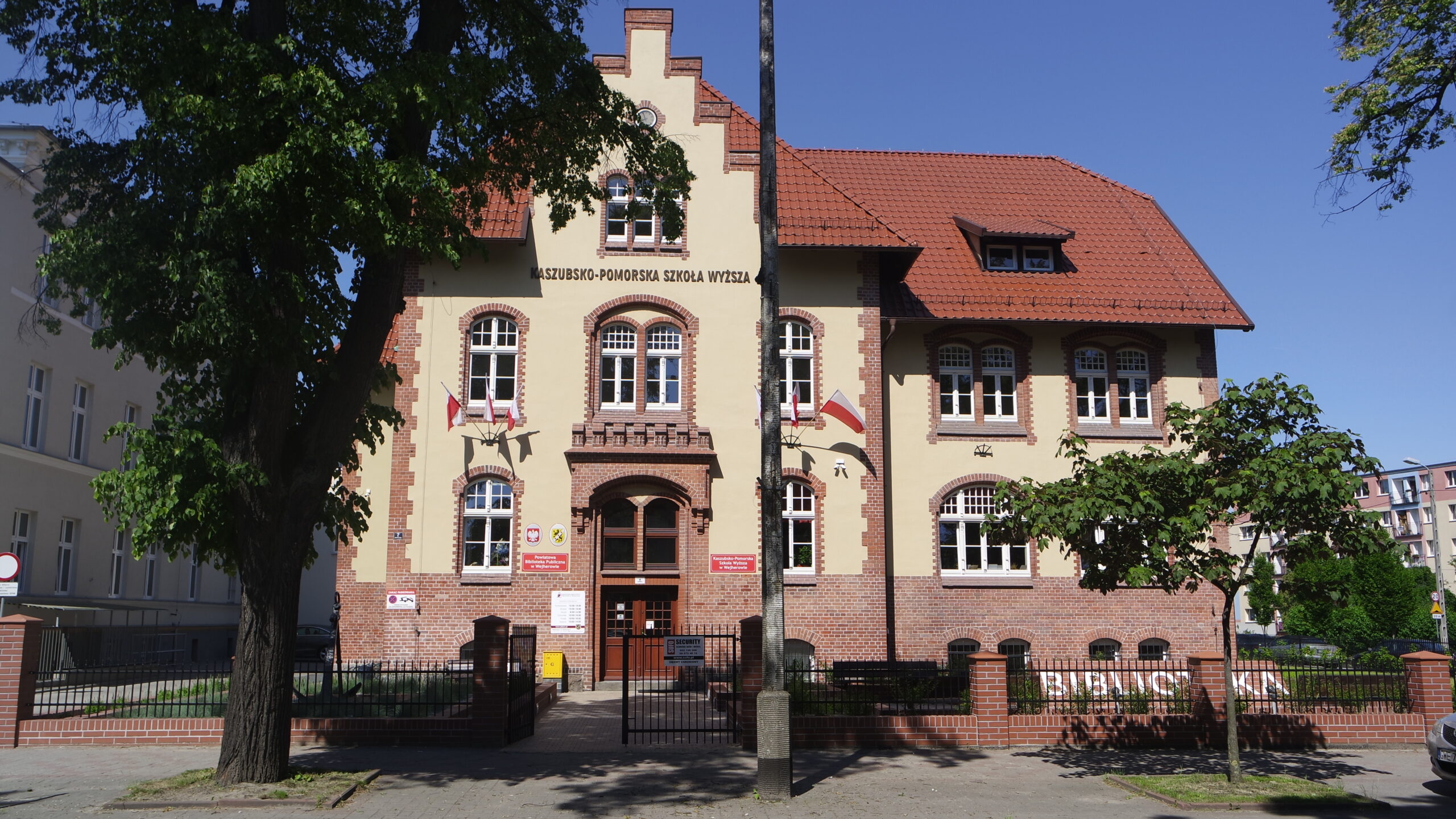 Budynek przy ul. Dworcowej 7 w Wejherowie, obecnie siedziba Powiatowej Publicznej Biblioteki w Wejherowie oraz Kaszubsko-Pomorskiej Szkoły Wyższej – front (fot. Barbara Gusman)