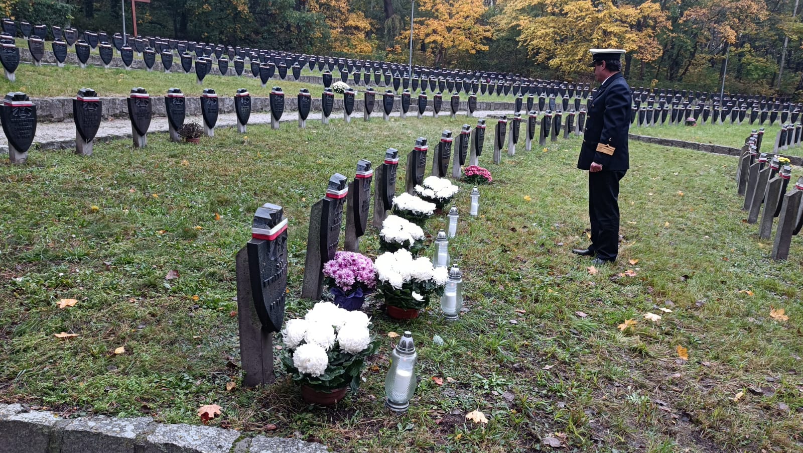 DIM na cmentarzu wojennym 