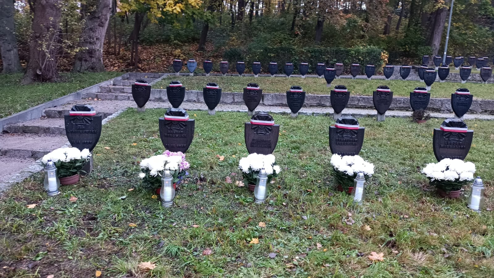 groby pracowników urzędu na cmentarzu wojennym w redłowie 