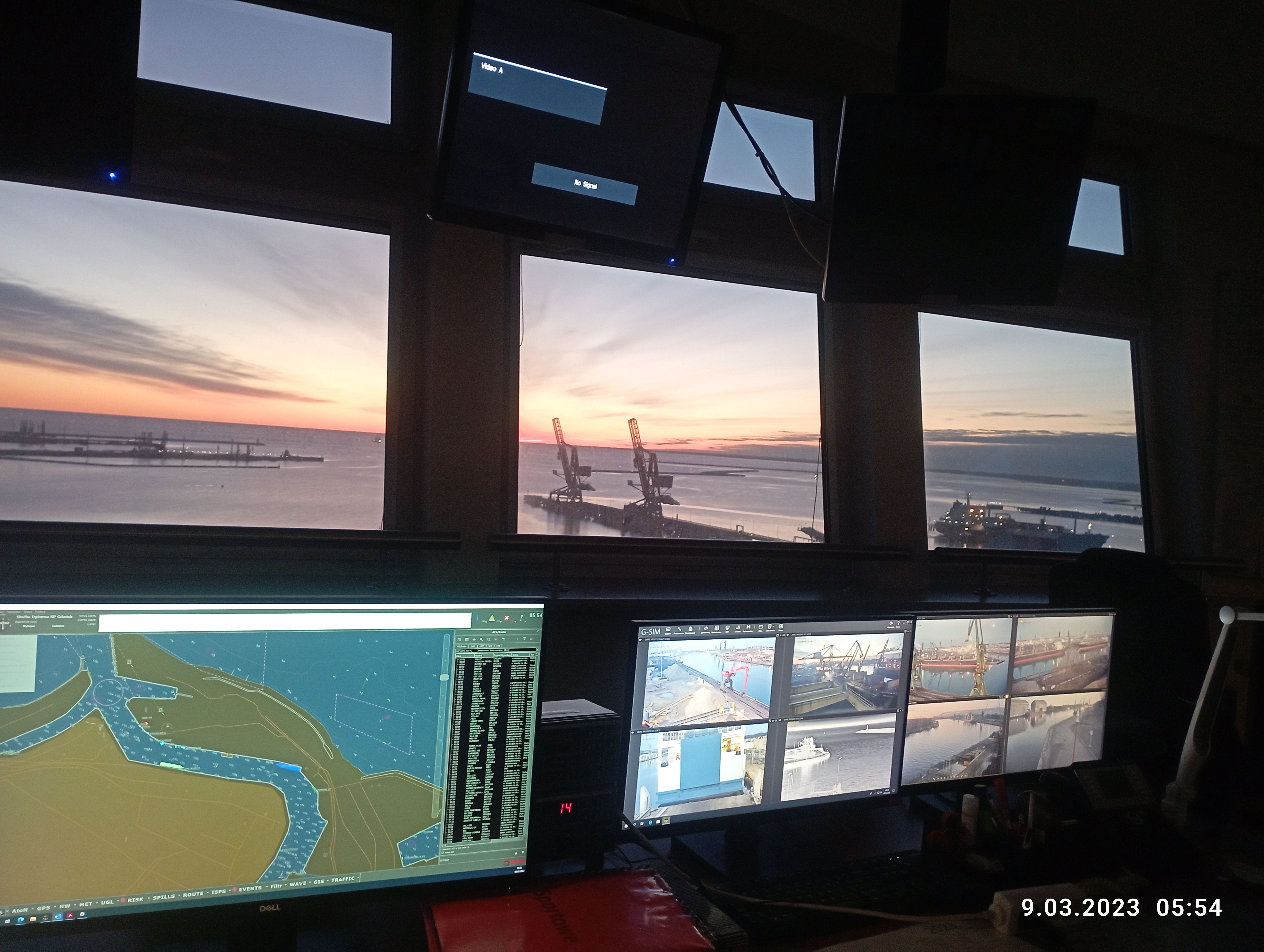 Ekrany z monitoringu ruch statków w Porcie Gdańsk 