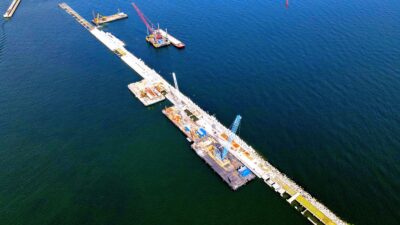 Urząd Morski w Gdyni udzielił kolejnych zamówień okołoprojektowych w ramach intensywnej realizacji projektu budowy falochronu osłonowego dla terminalu regazyfikacji skroplonego gazu ziemnego (FSRU)