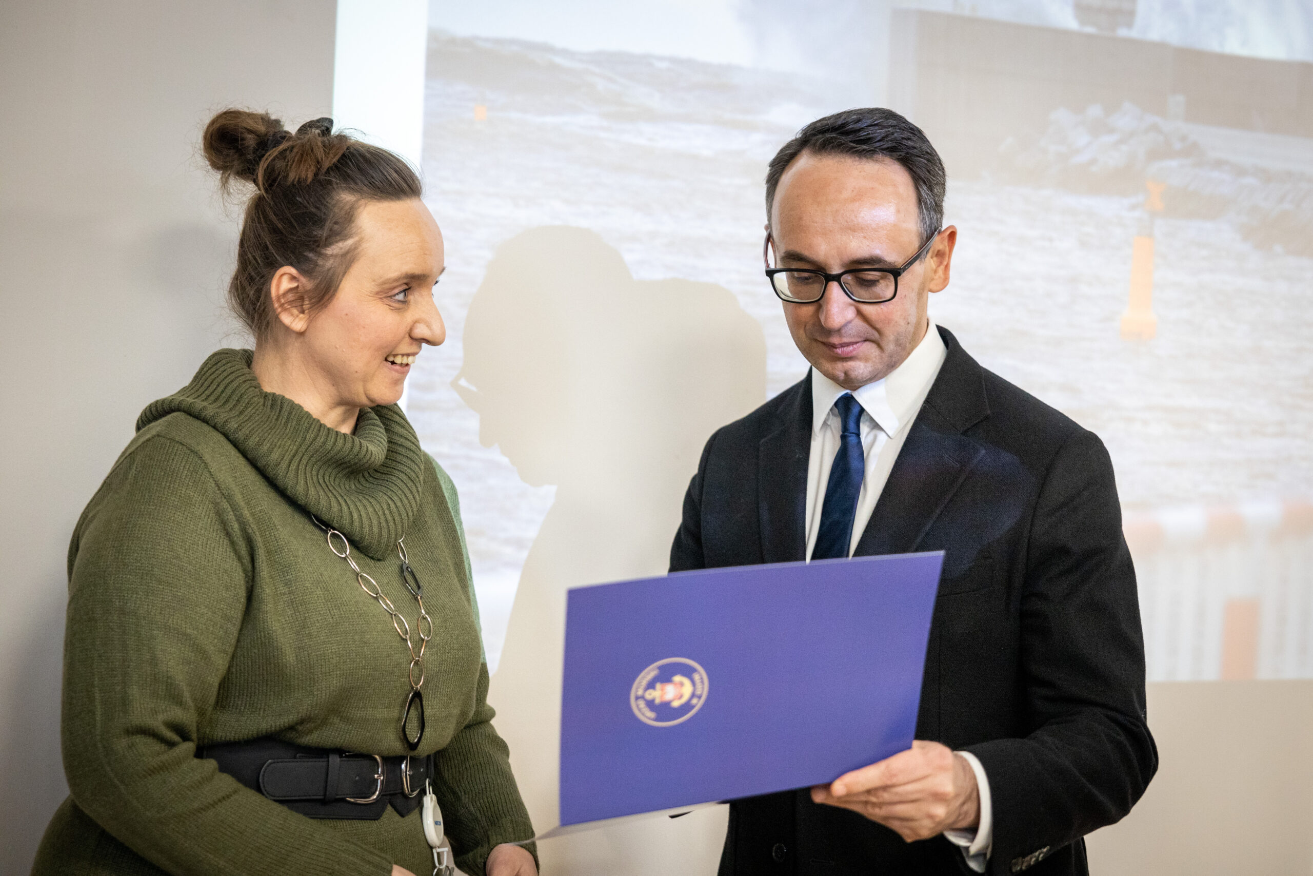 Minister Klimczak wręcza dyplom Katarzynie Fiutowskiej 