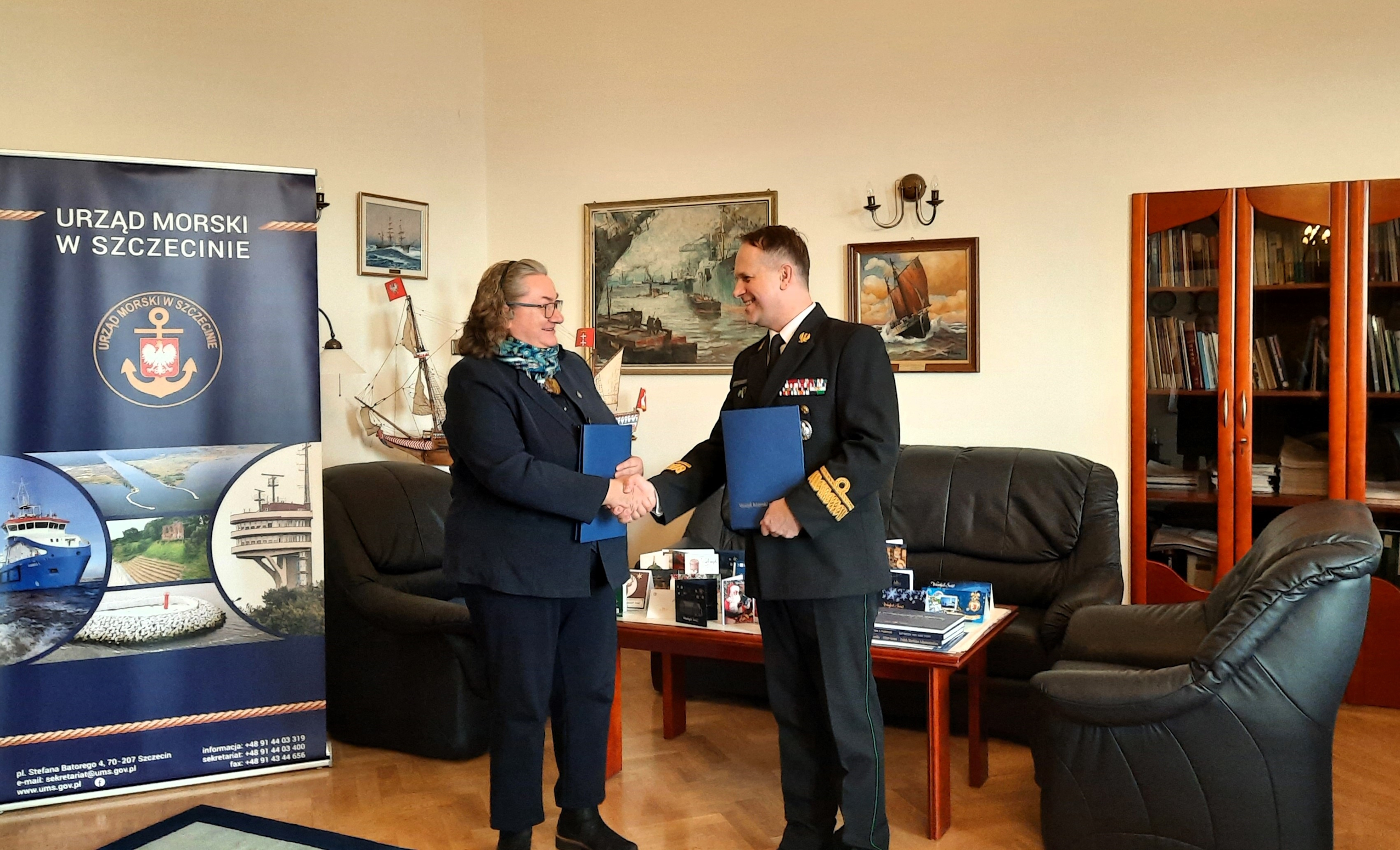 Uścisk dłoni po podpisaniu planu z MOSG